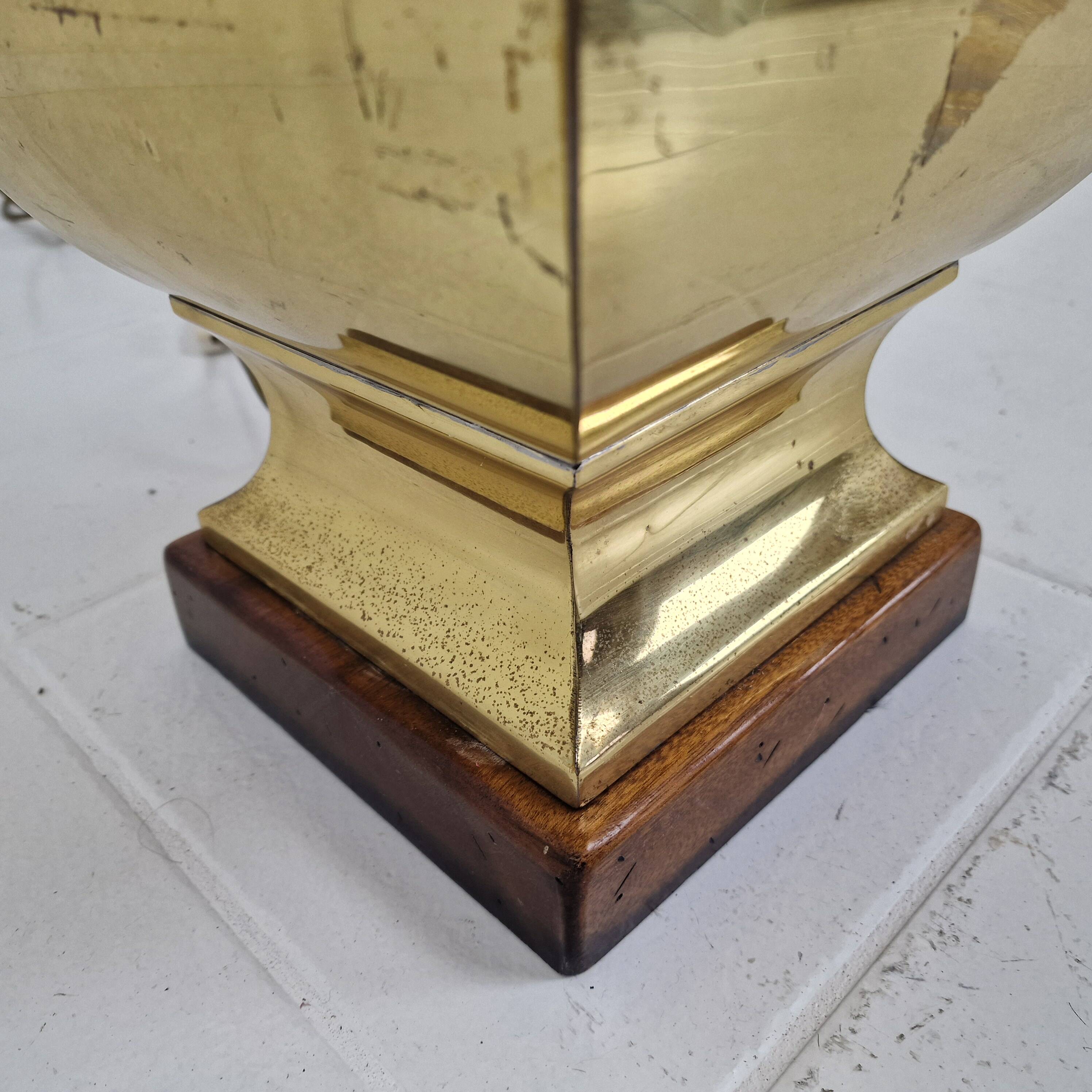 Paire de lampes de table de style Régence avec abat-jour noirs – Base en laiton et bois