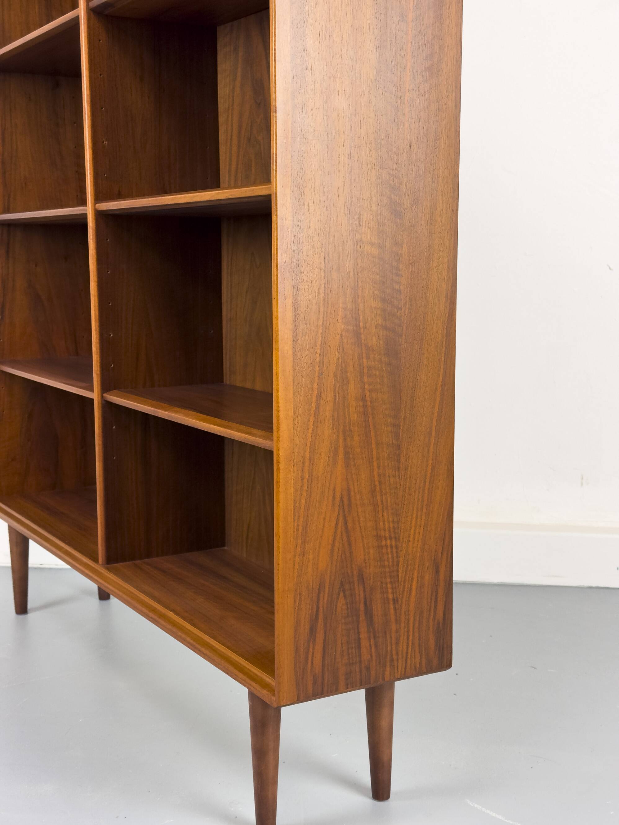 Grande Bibliothèque en Noyer par Bertil Fridhagen pour Bodafors, 1969