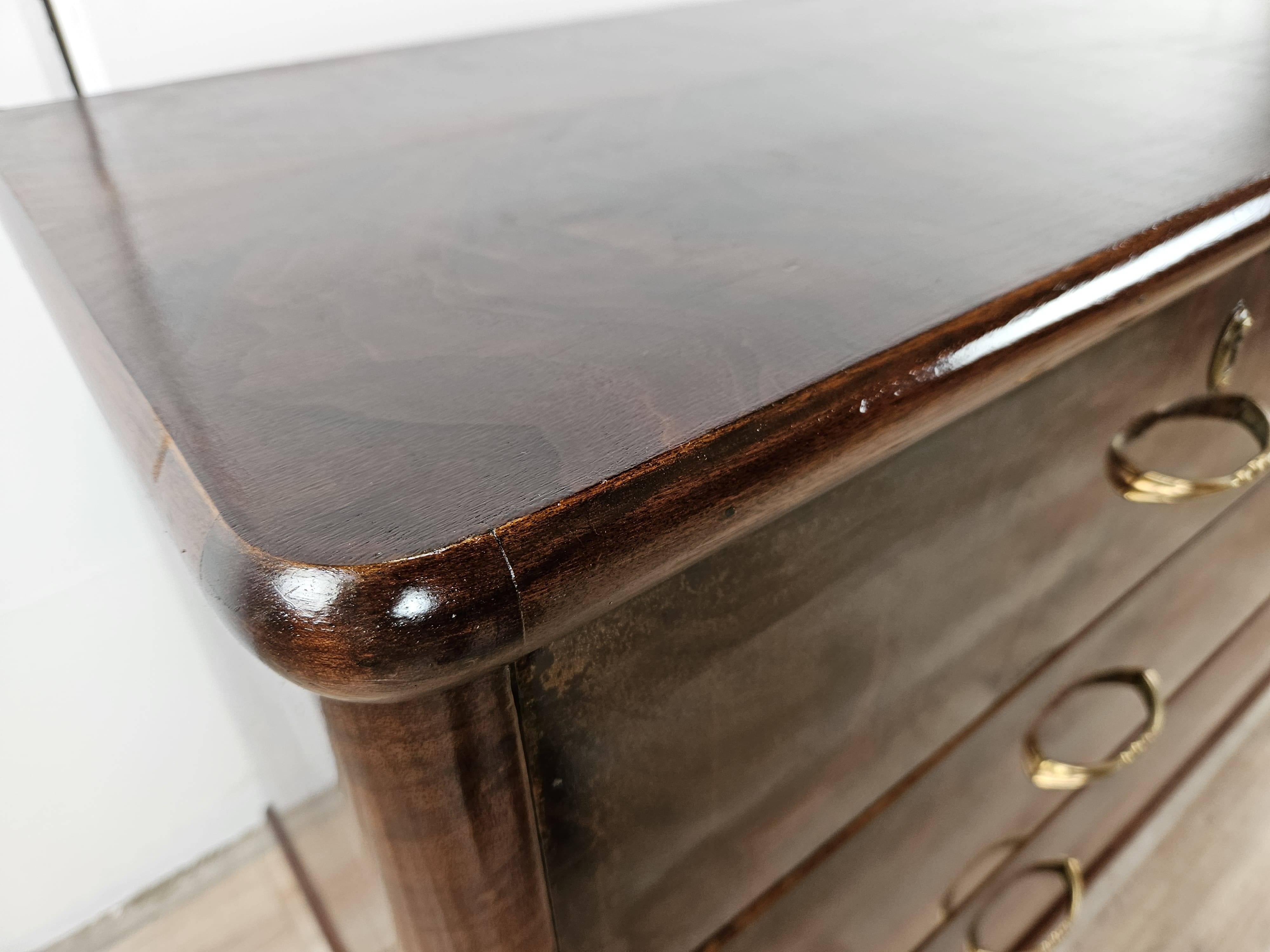 Chest of drawers with five drawers in wood and brass