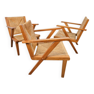 Chaises en bois brutalistes