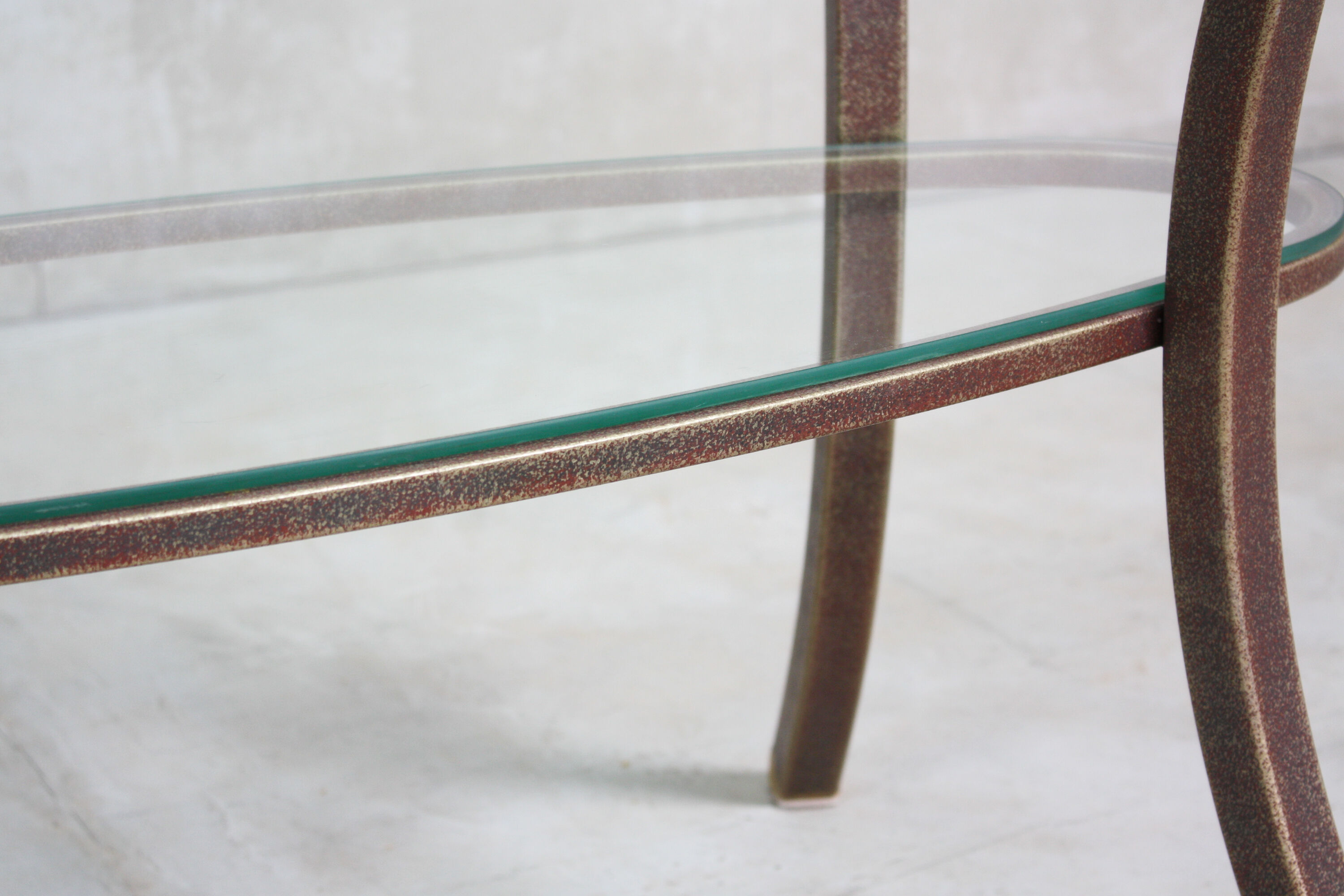 Table ovale de Pierre Vandel, années 1970