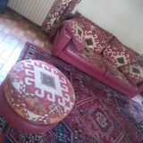 Ensemble canapé, pouf, tapis, table basse, rideaux, tringle