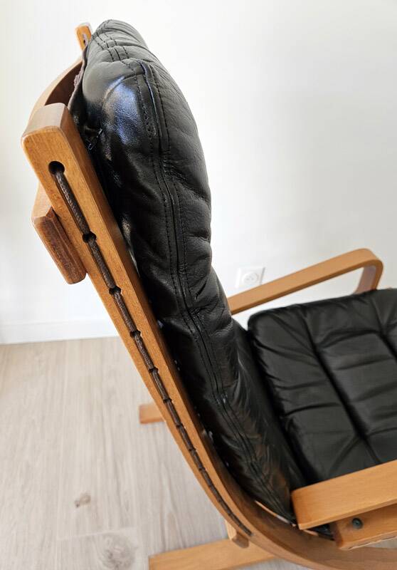 Scandinavian armchair in wood and leather.