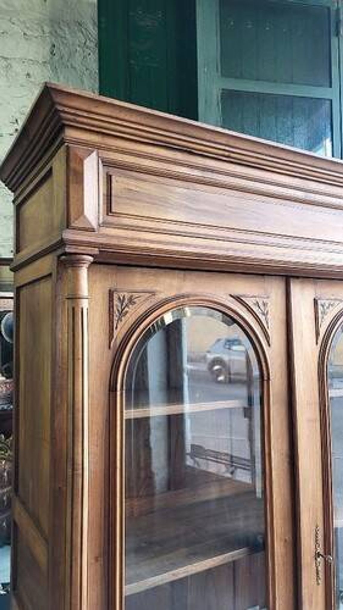Display cabinet with 2 doors in walnut with bevelled glass from the 19th century.