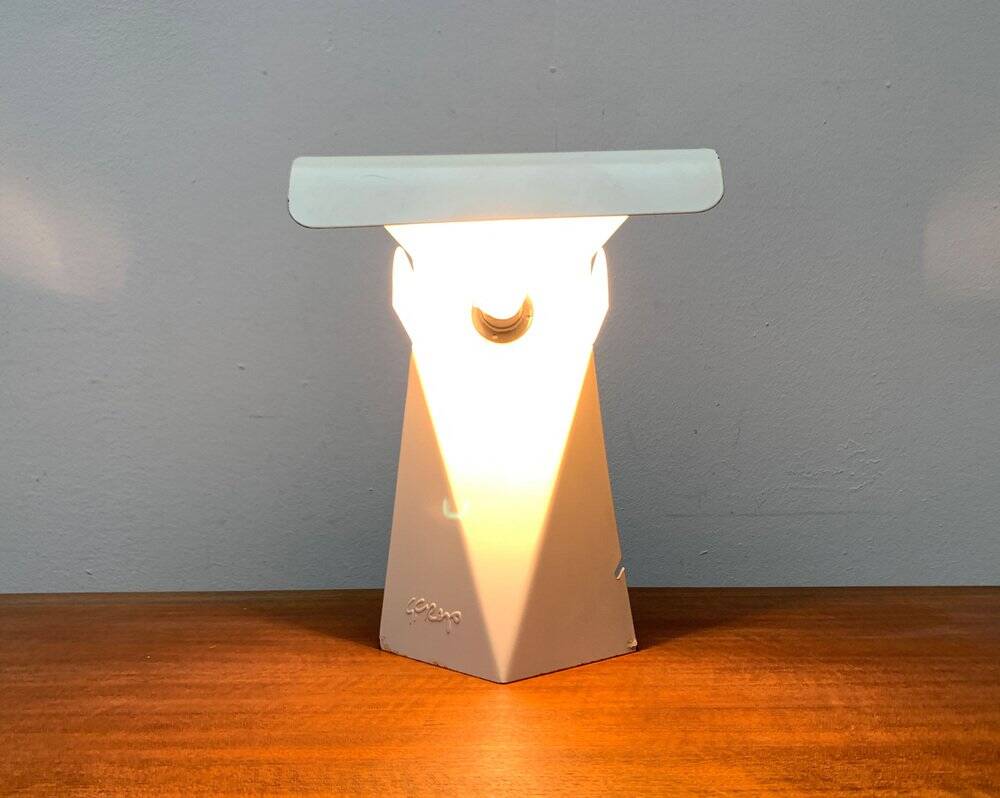 Lampe de table minimaliste en tole de l'ère spatiale italienne des années 60 par G. Grego.
