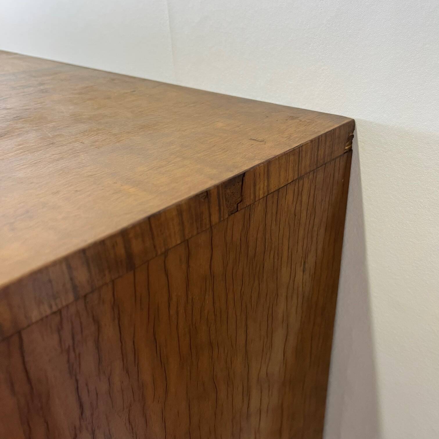 Tall chest of drawers, Art Deco weekly chest in flamed walnut, 1930-1940