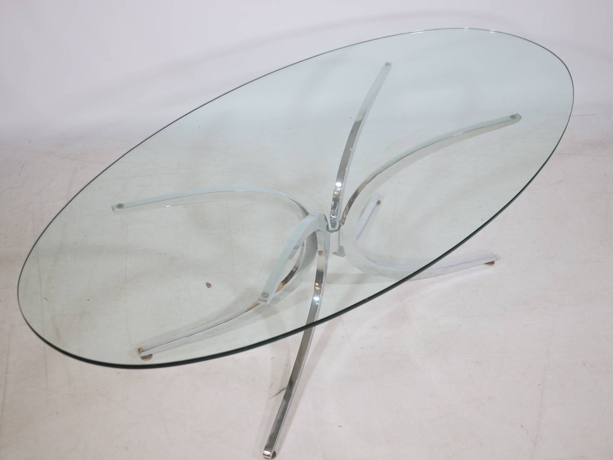 Table basse pieds araignée chromés et verre années 1970 Italie