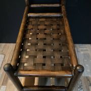 Porte revue en rotin vintage sur roulettes