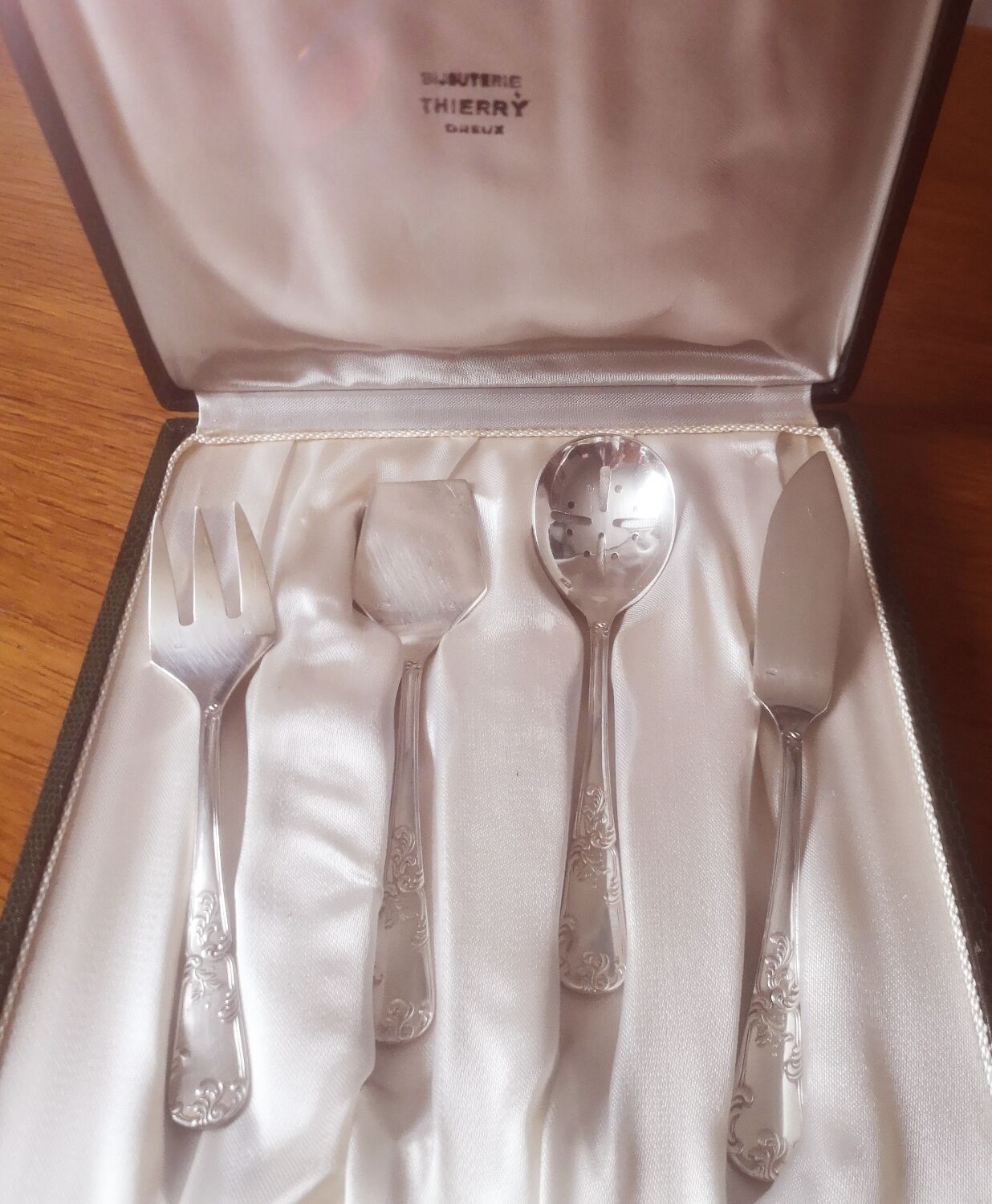 Silver-plated metal cutlery set