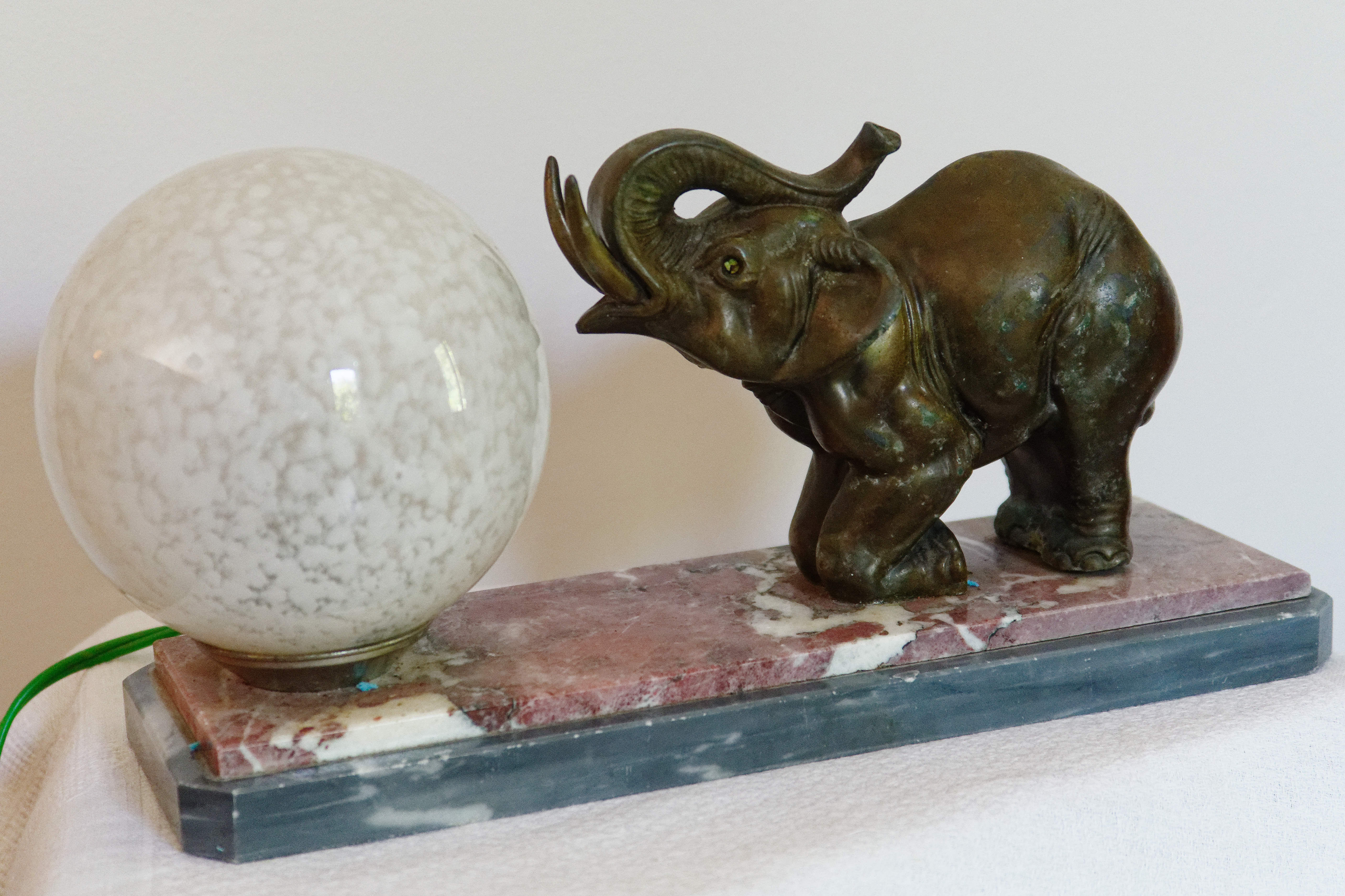 Lampe éléphant en régule opaline art déco