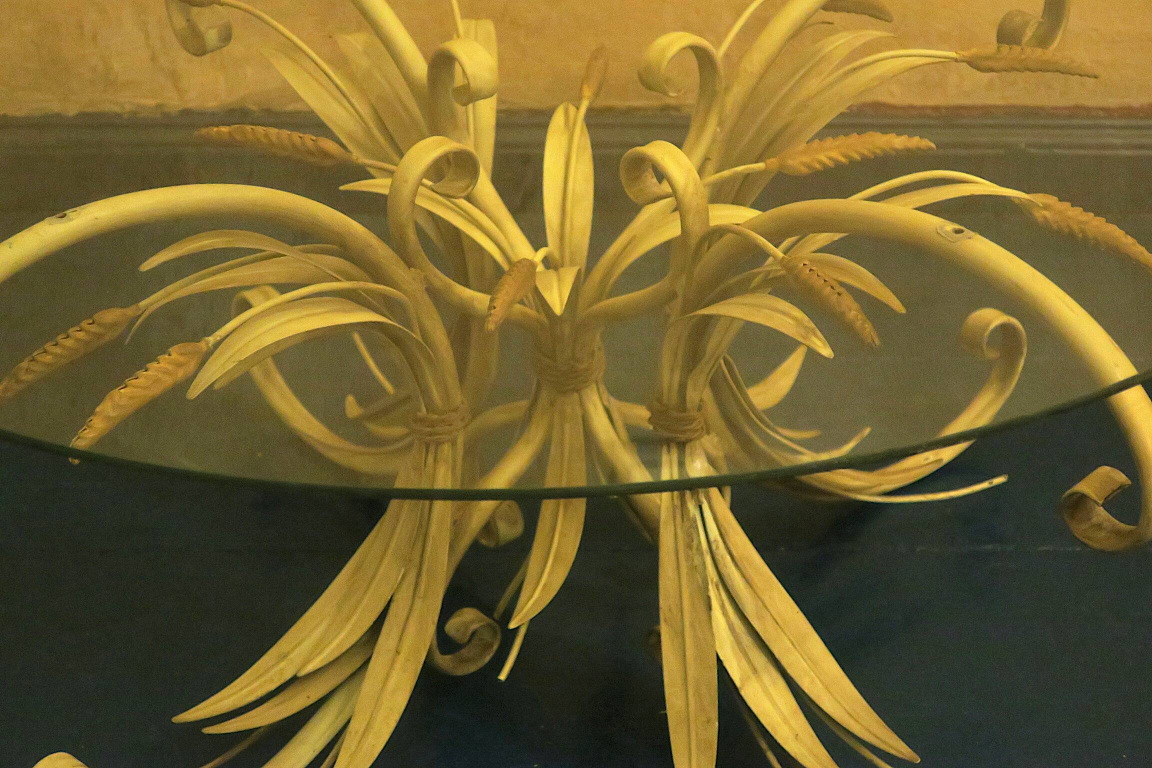 Table basse circulaire en tôle peinte et verre de Hans Kögl, années 1960
