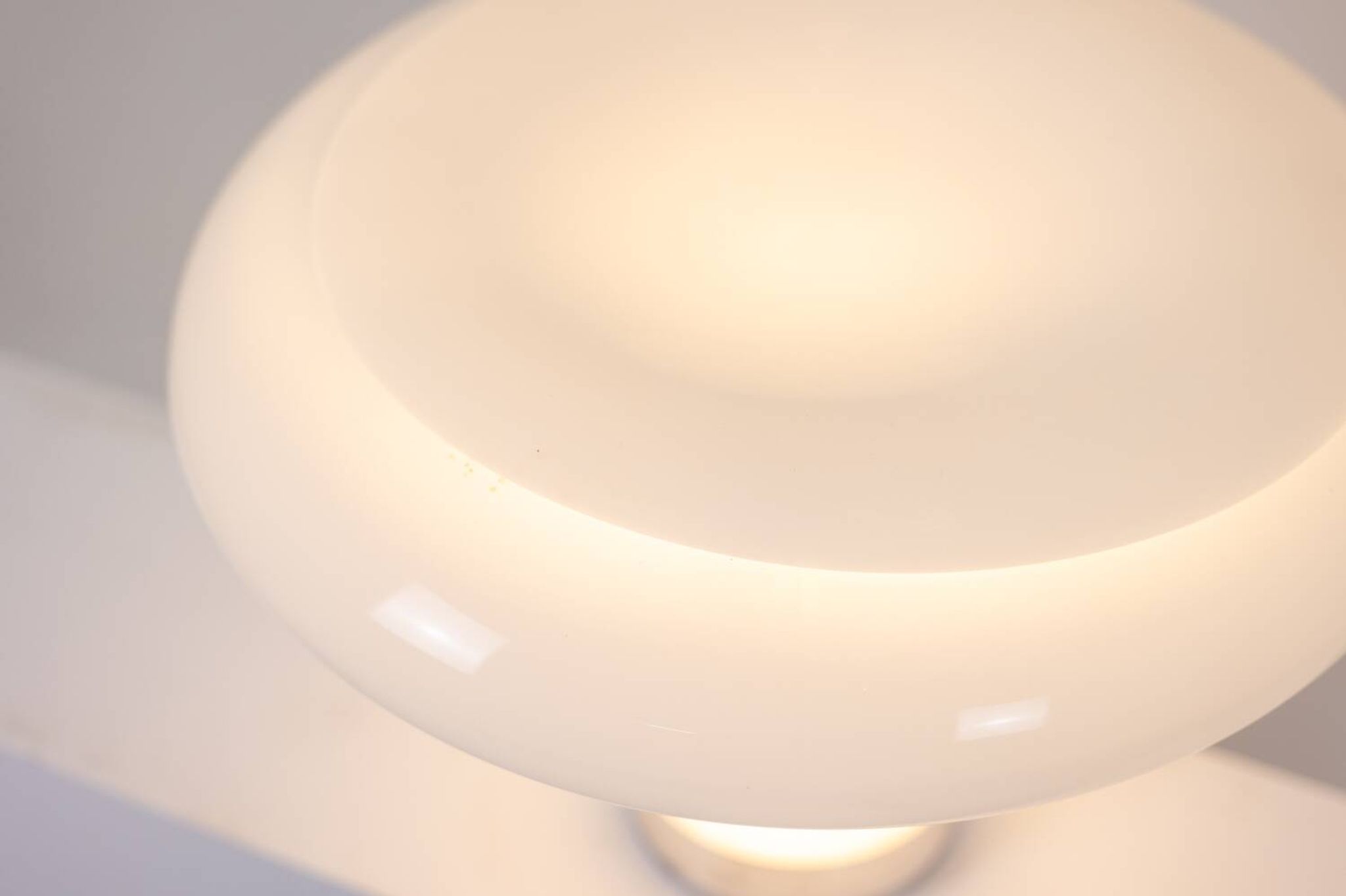 Angelo Mangiarotti. Lampe en opaline et métal chromé. Années 1980.