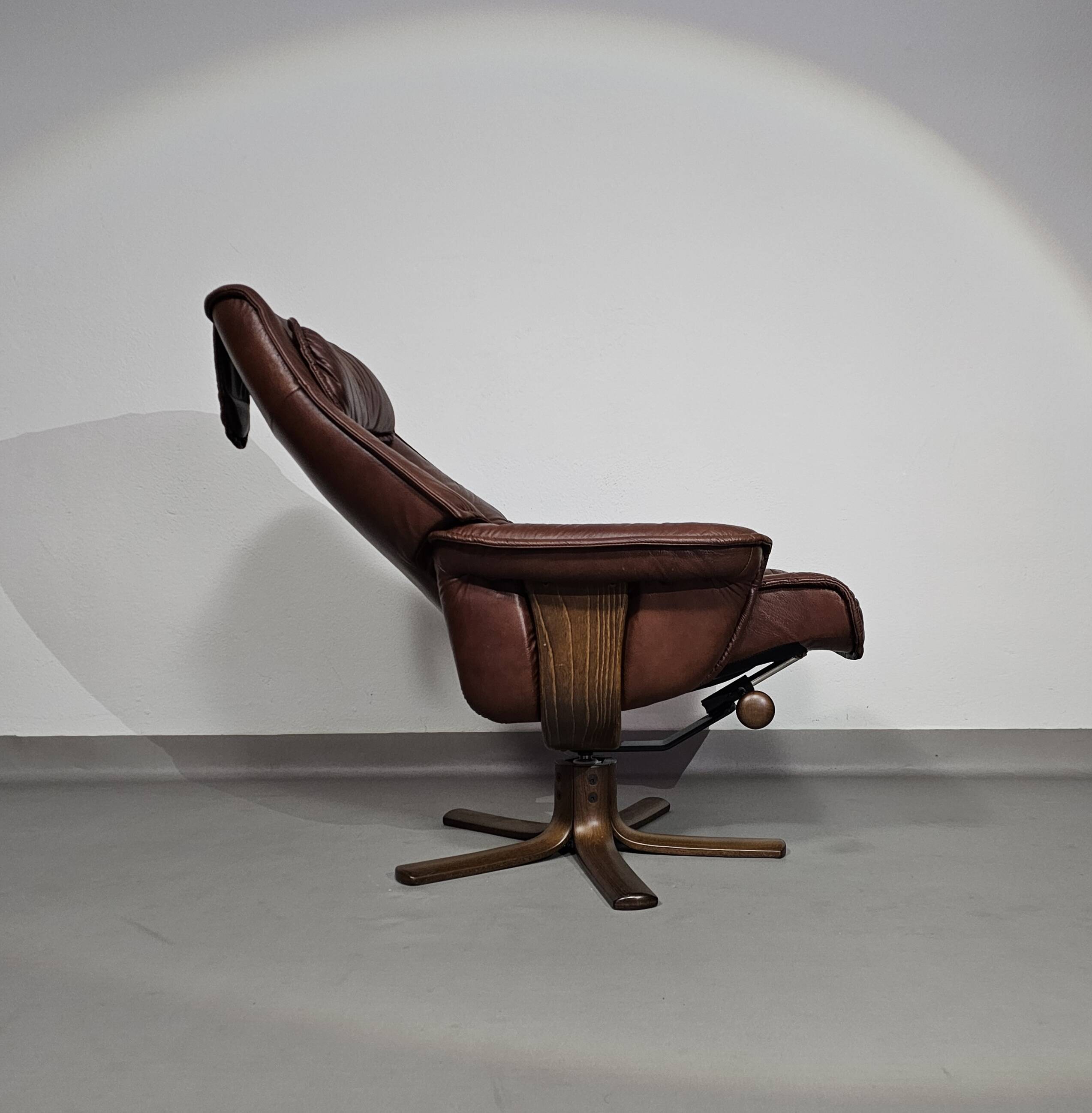 Relax / lounge chair / ottoman / Hjellegjerde Møbel / Sweden Recliner