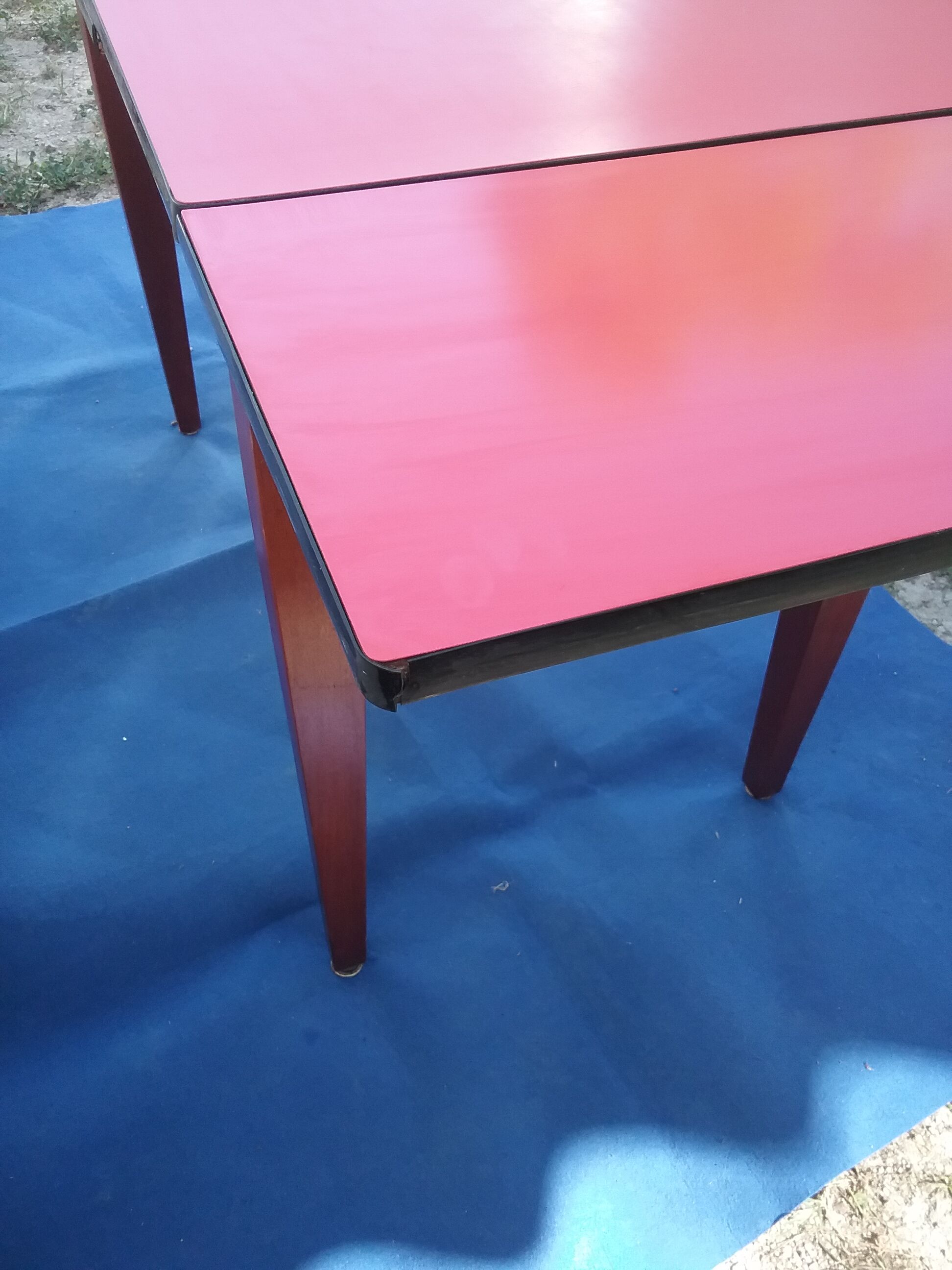Table in red formica
