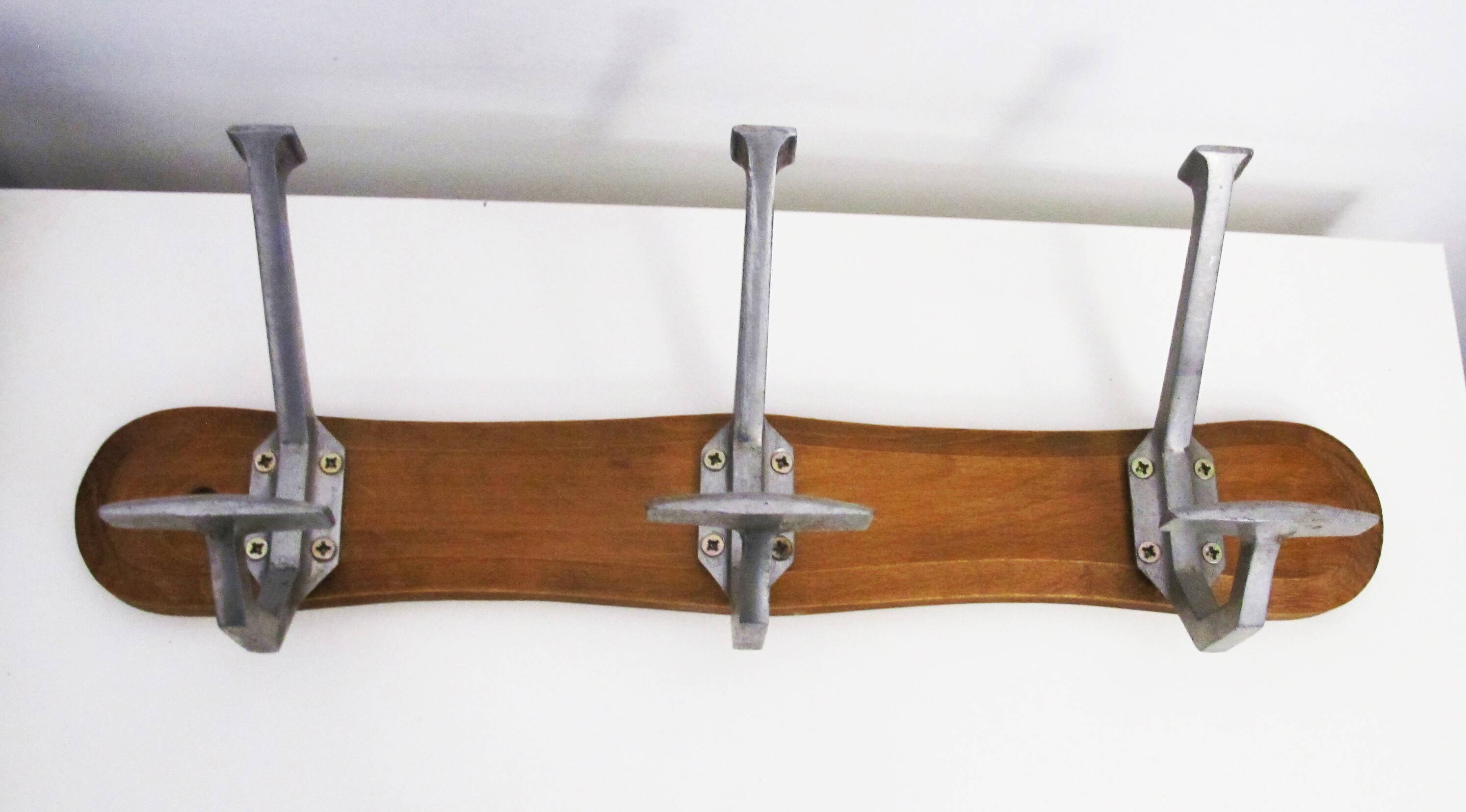 Wall-mounted coat rack in wood and metal with 3 hooks