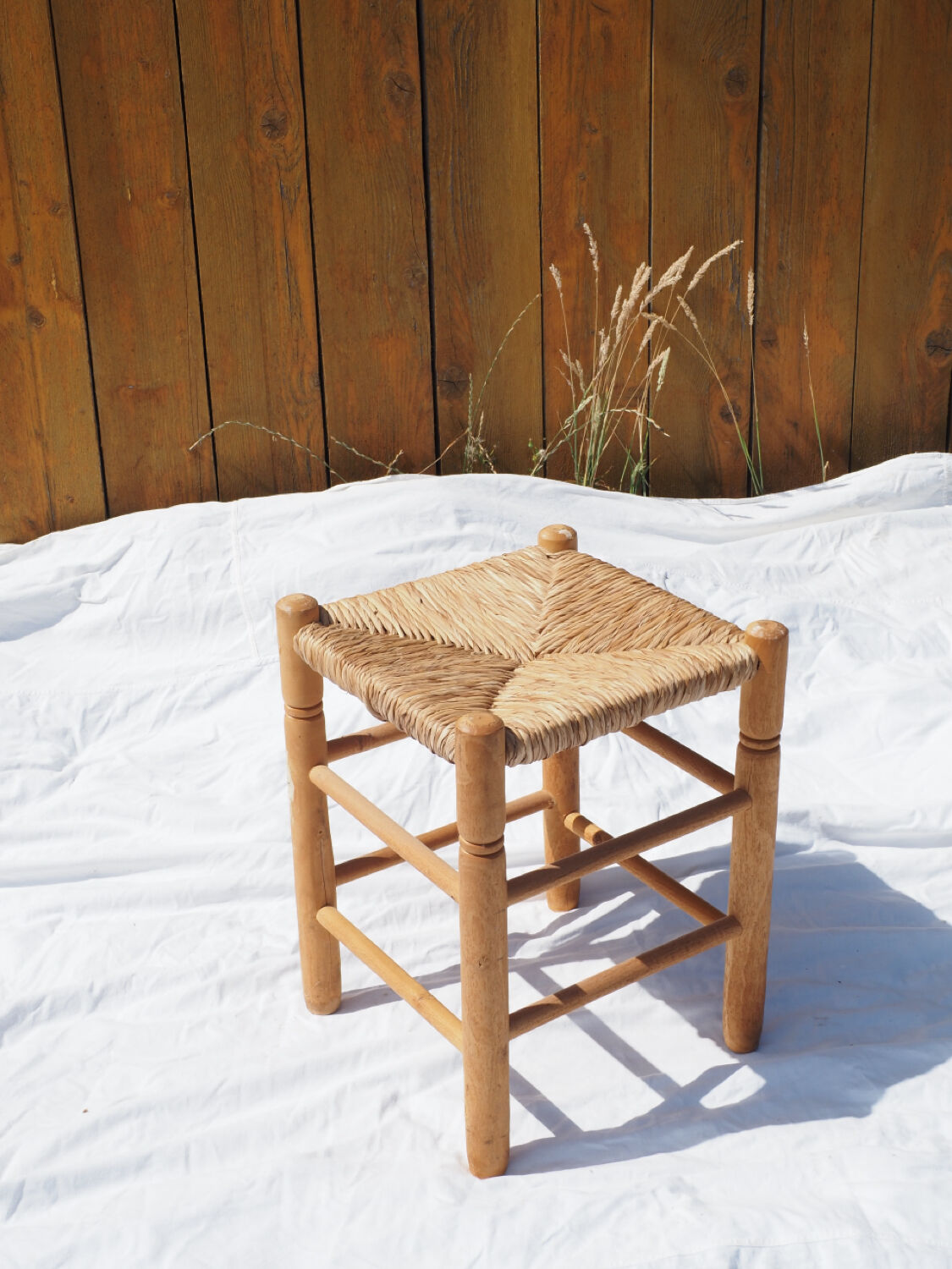 Low stool in wood and straw
