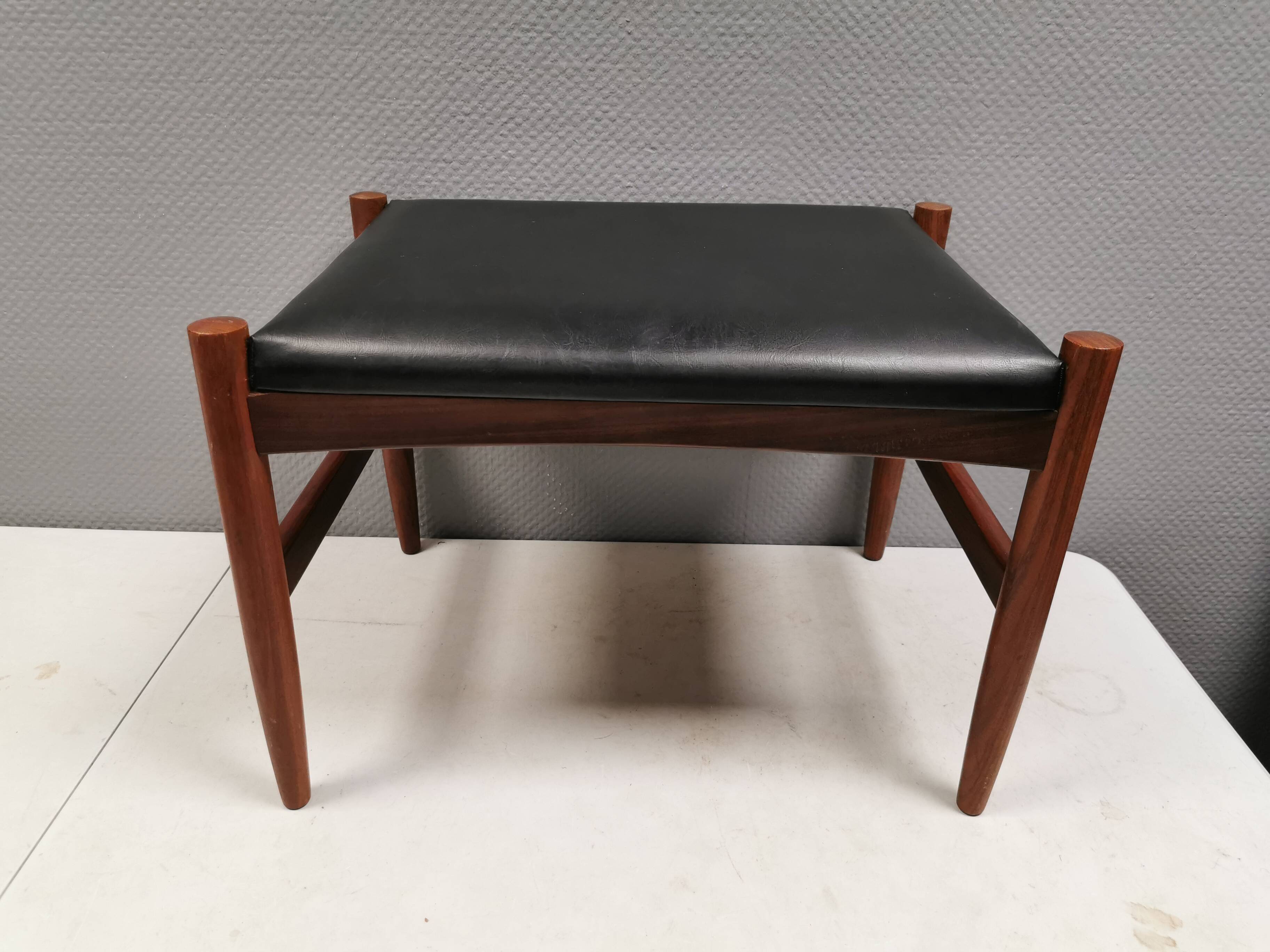 Pouf danois en teck et simili cuir noir 'Skai', années 1960-70.