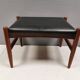 Pouf danois en teck et simili cuir noir 'Skai', années 1960-70.