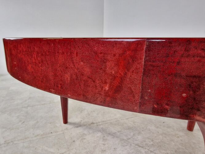 Table à manger italienne laquée rouge peau de chèvre parchemin par Aldo Tura années 1960