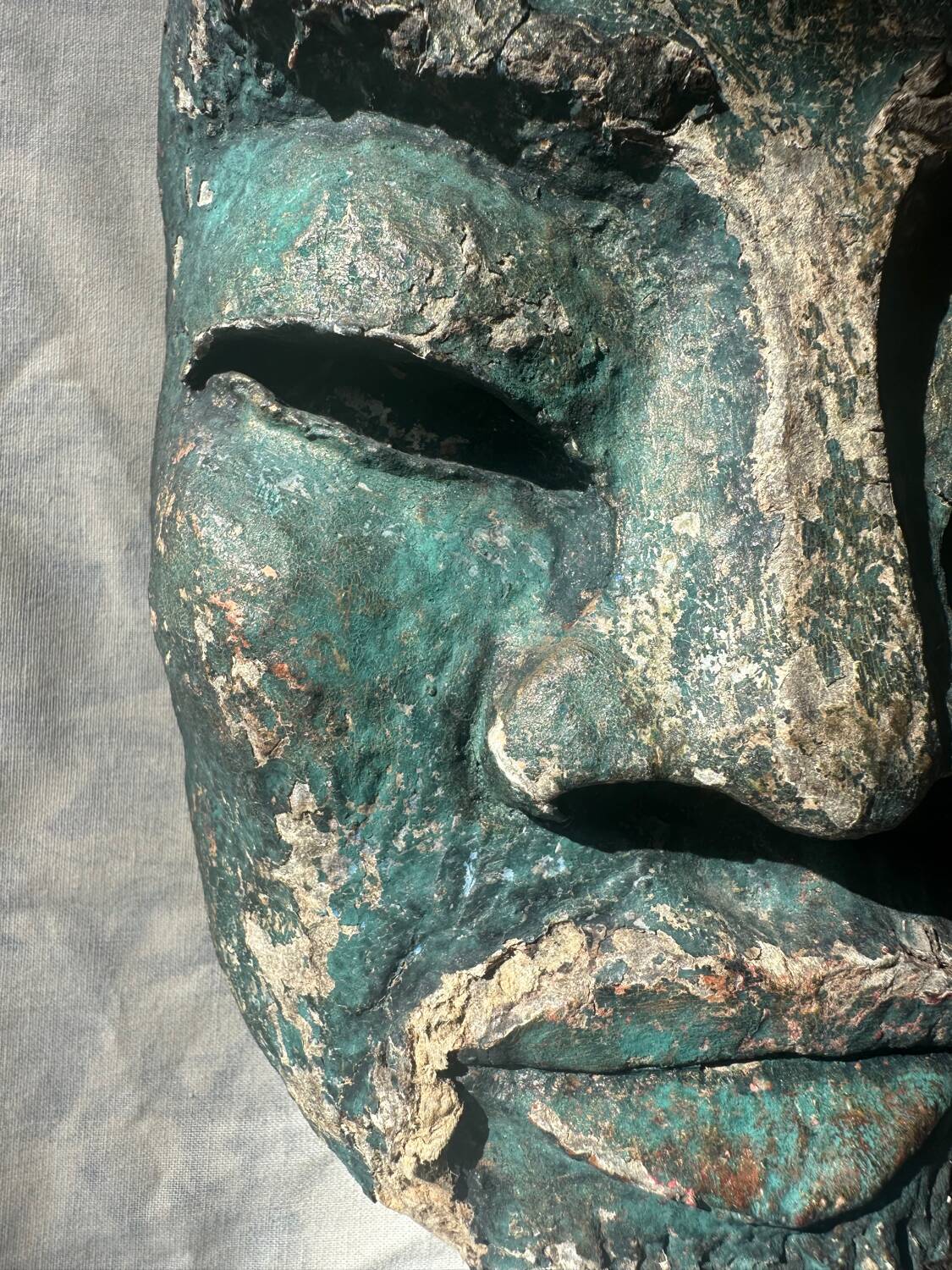 Masque en papier mâché
