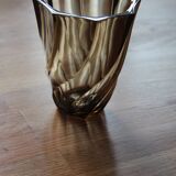 Petit vase en verre torsadé brun