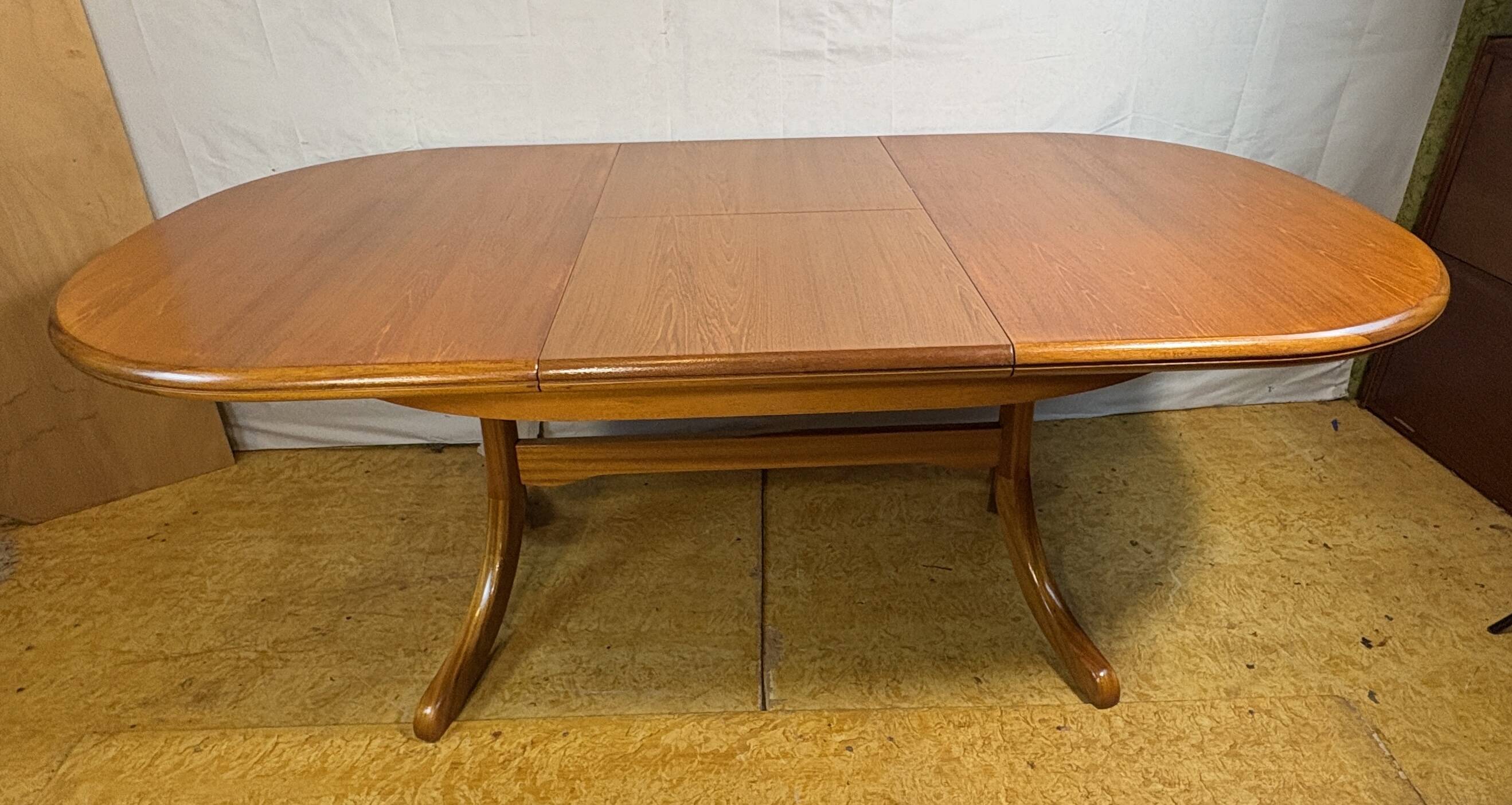 Mid Century Retro Teak Oval Danish Extending Dining Table (Circa 1960–1970)