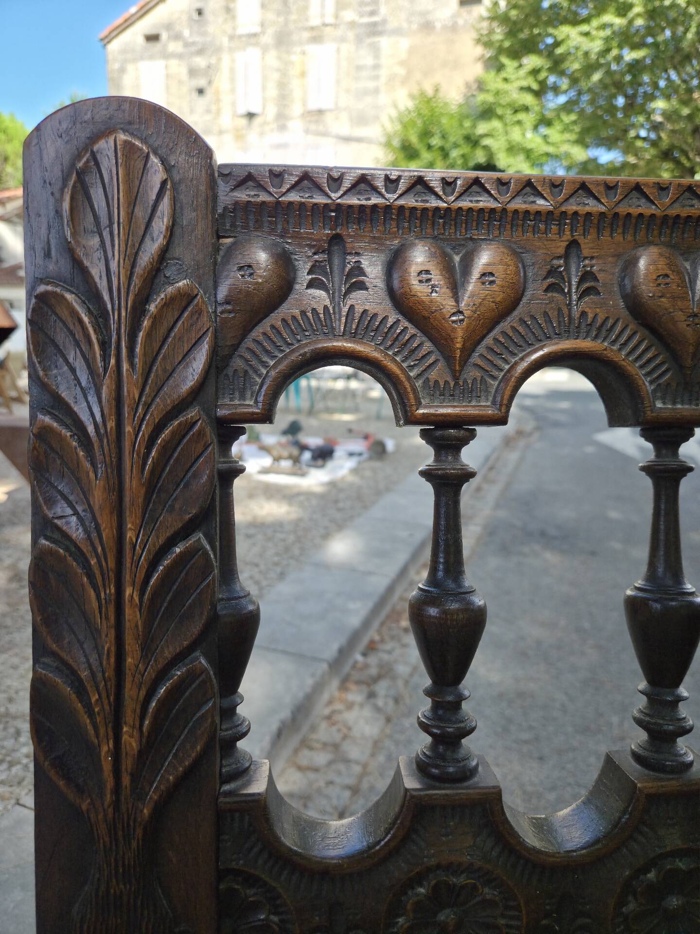 Paire de bancs en bois sculpté