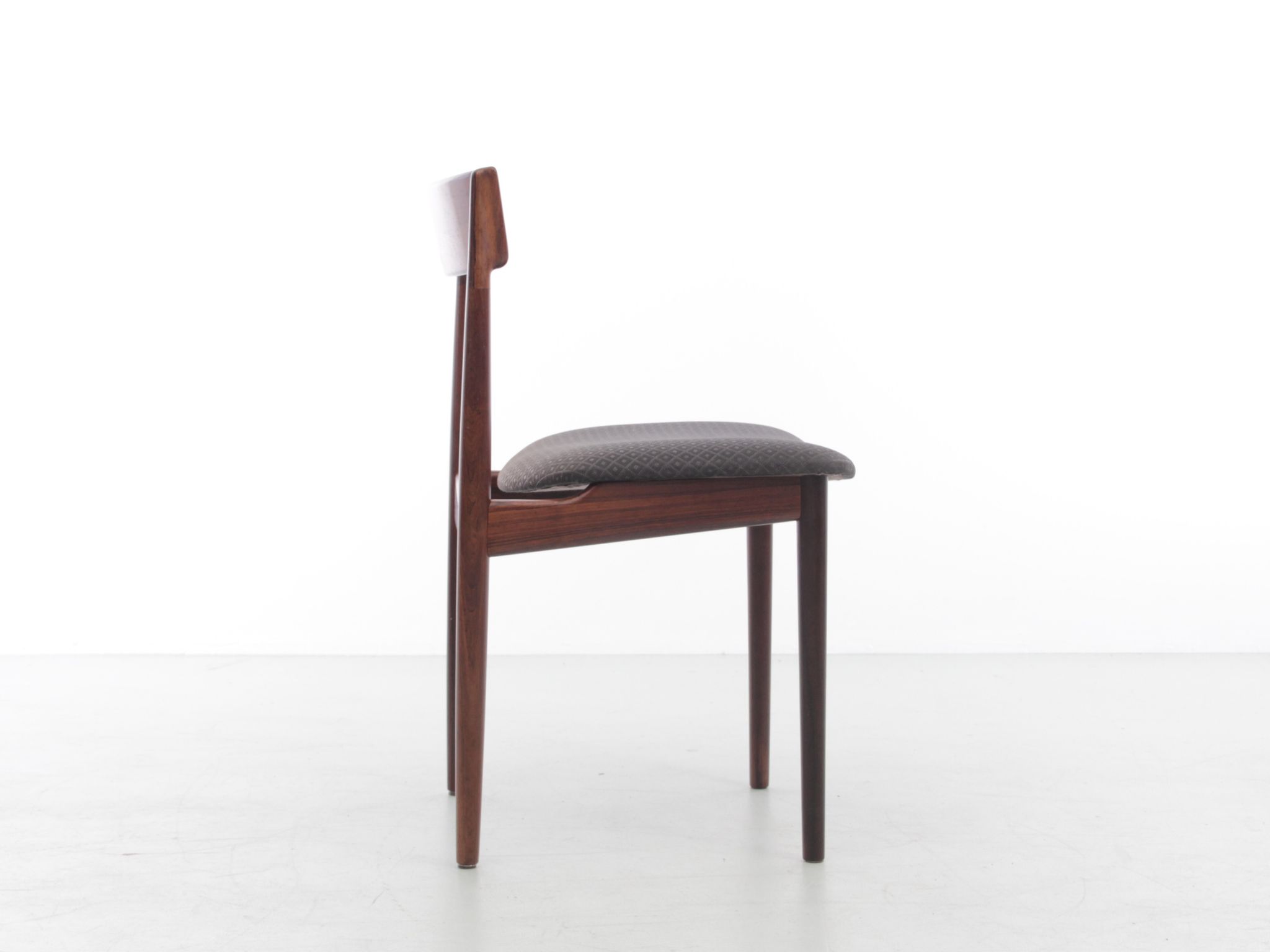Suite de 4 chaises scandinaves en teck modèle 39