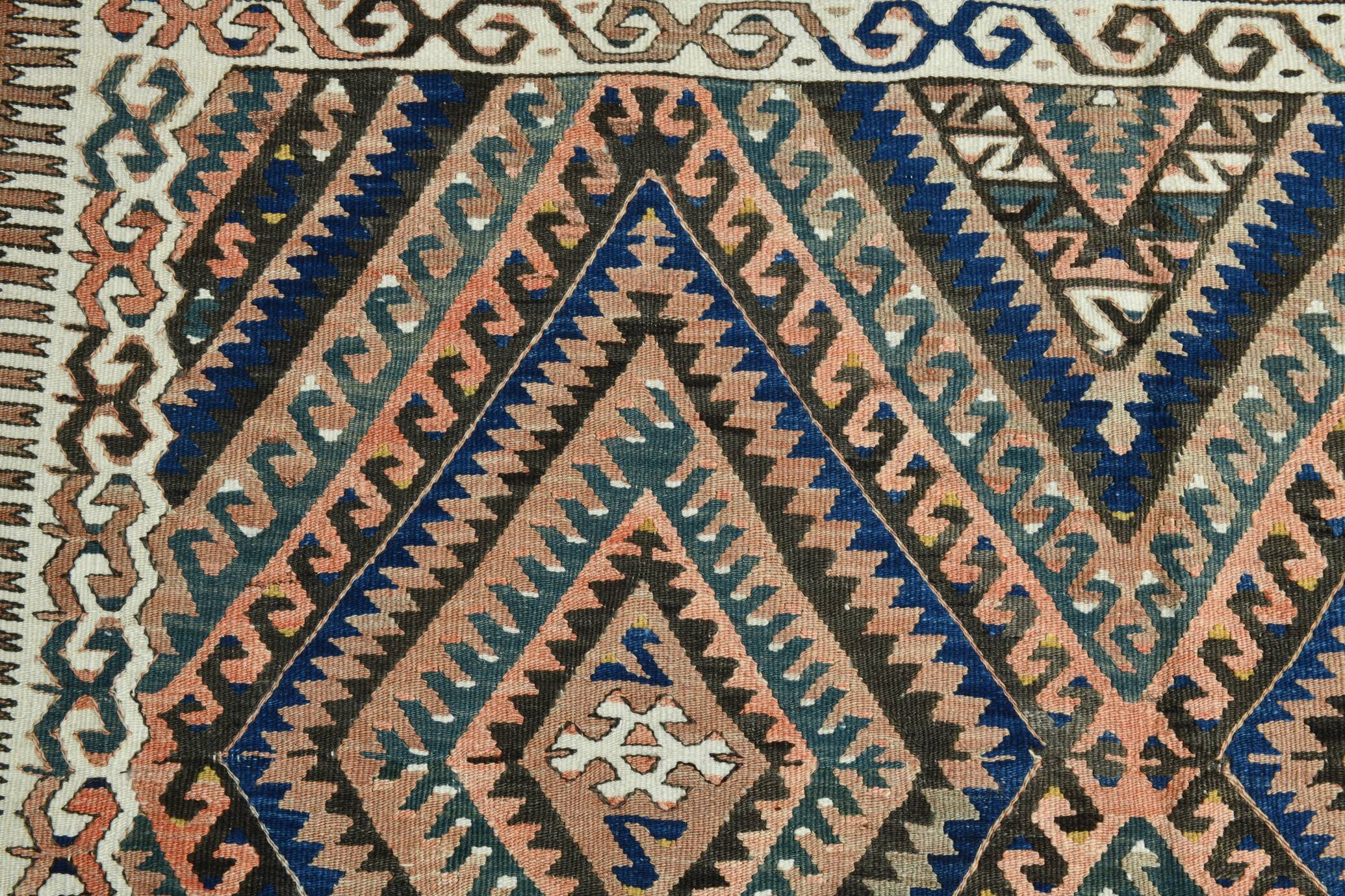 Tapis kilim ancien à losanges géométriques, Dominante bleue et tons nature