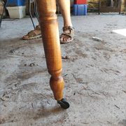 Table ovale en chêne blond sculpté - dite table de chasse