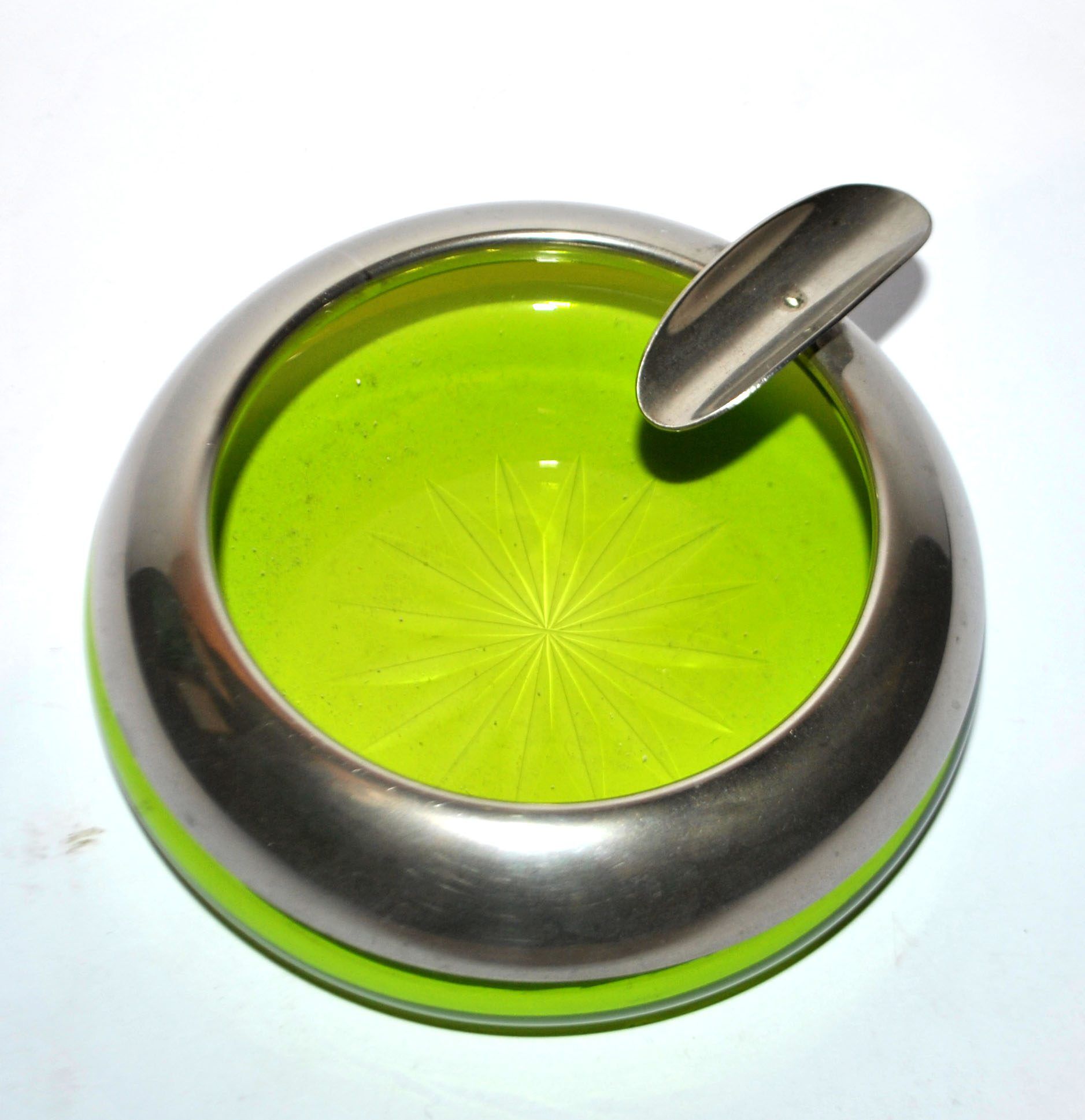 Cendrier cigare vintage en verre vert taillé et cerclage en étain