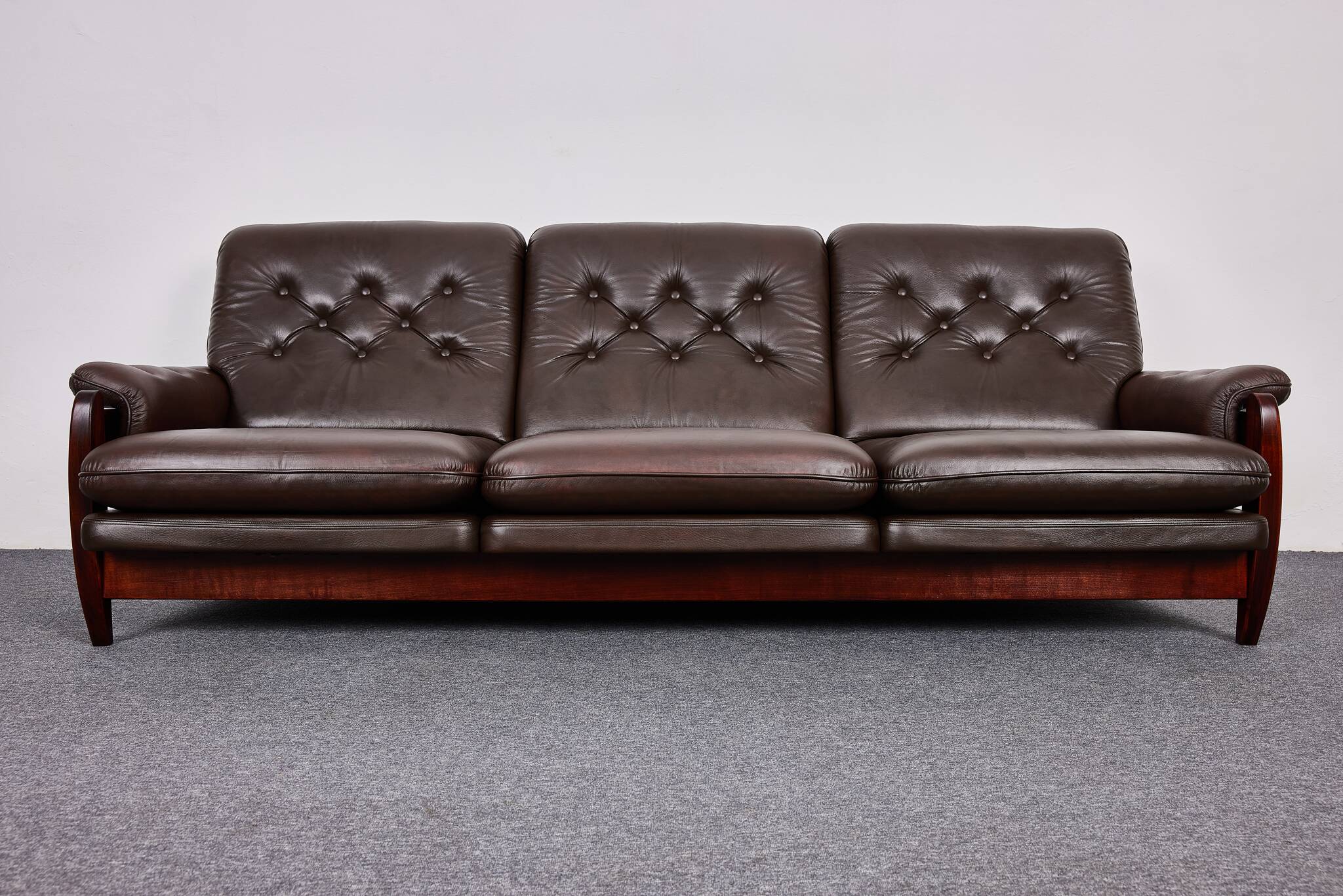 Canapé vintage en palissandre et cuir de veau, modèle-rodeio par jean gillon 1968 italma woodart