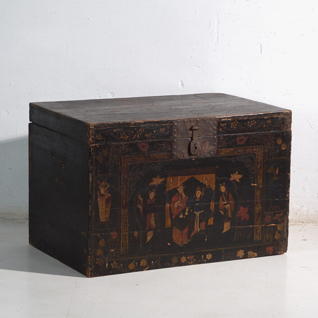 Coffre ancien peint en bois de pin – Chine, vers 1900