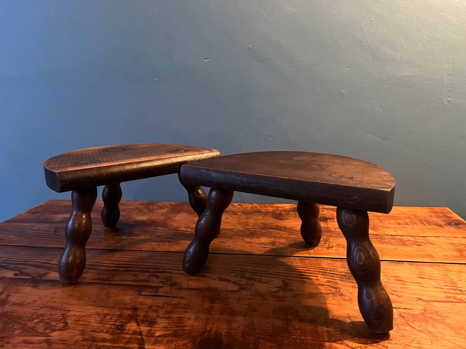 Paire de tabourets tripode de traite en bois
