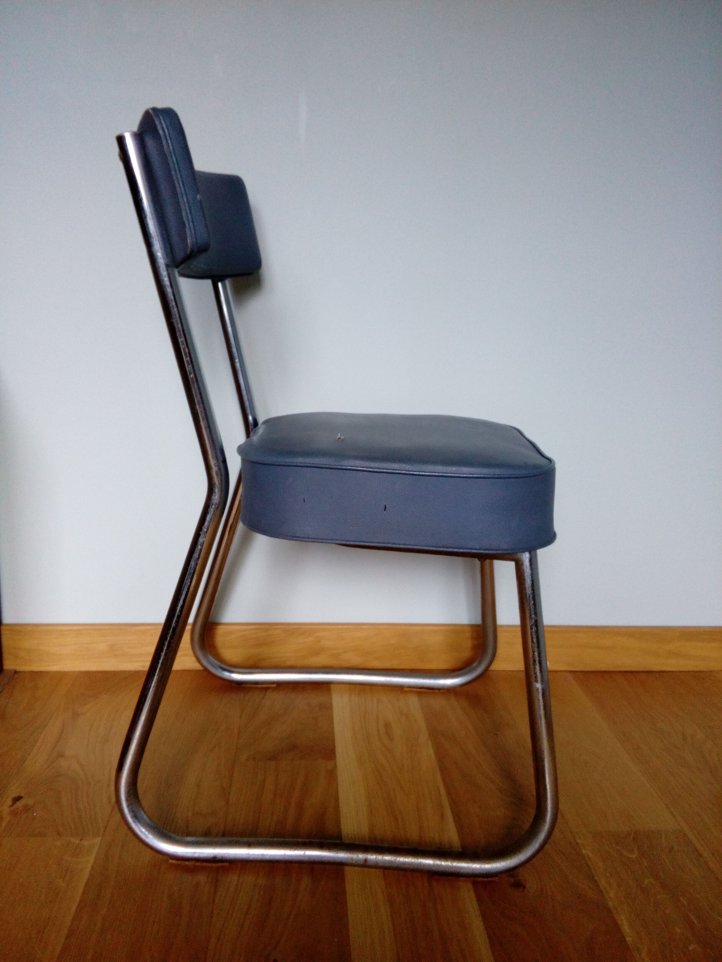 Bauhaus industrial style office chair shaped sled or sled in chrome tubular metal and skai