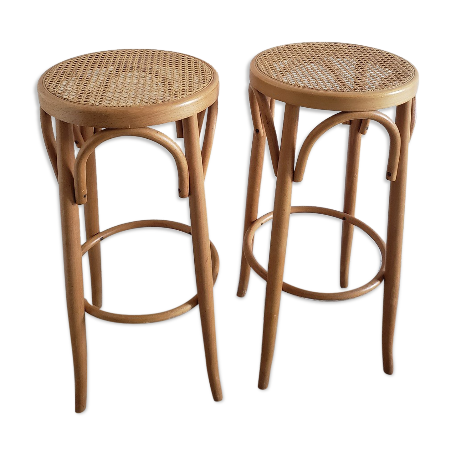 2 bar stools