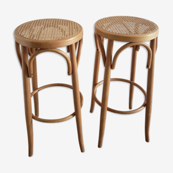 2 bar stools