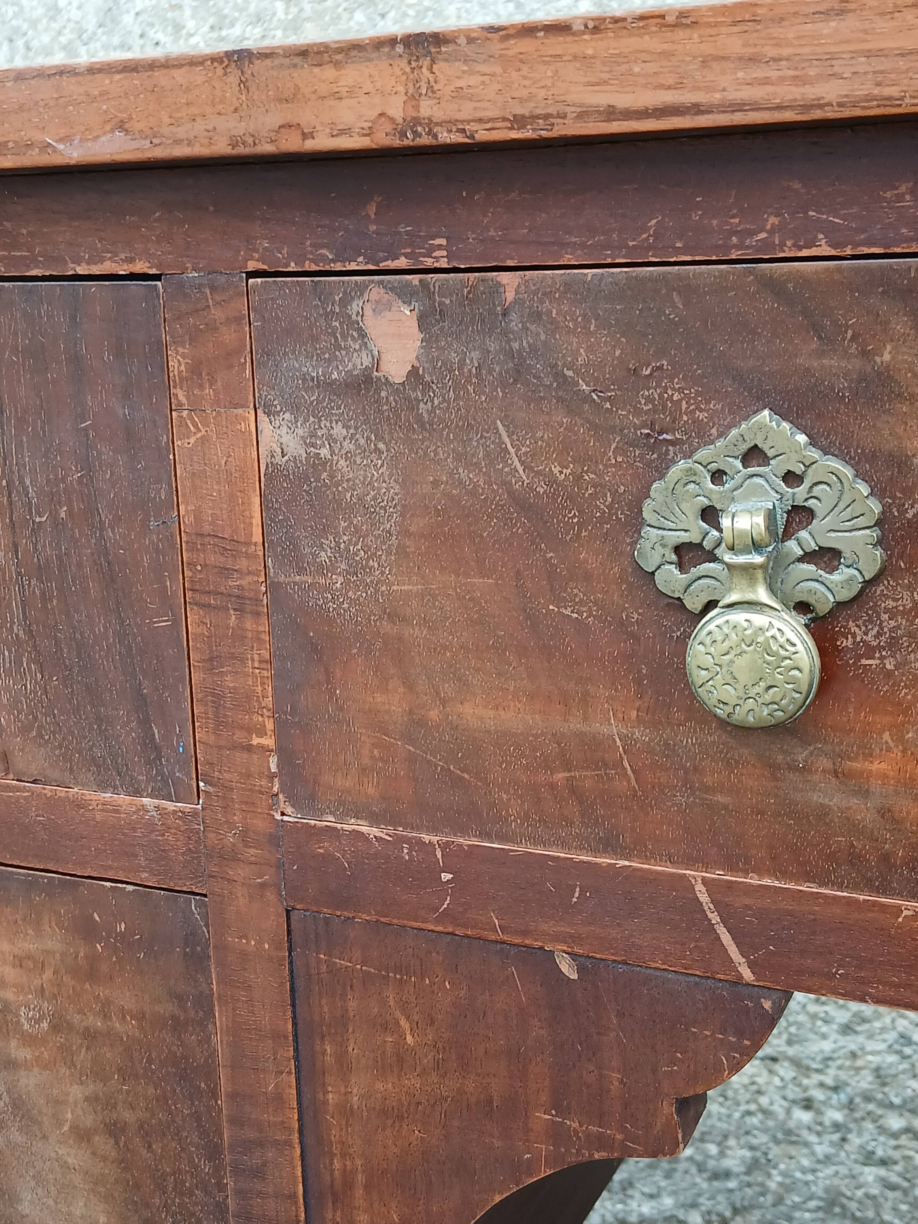 Chippendale-style desk in mahogany veneer.