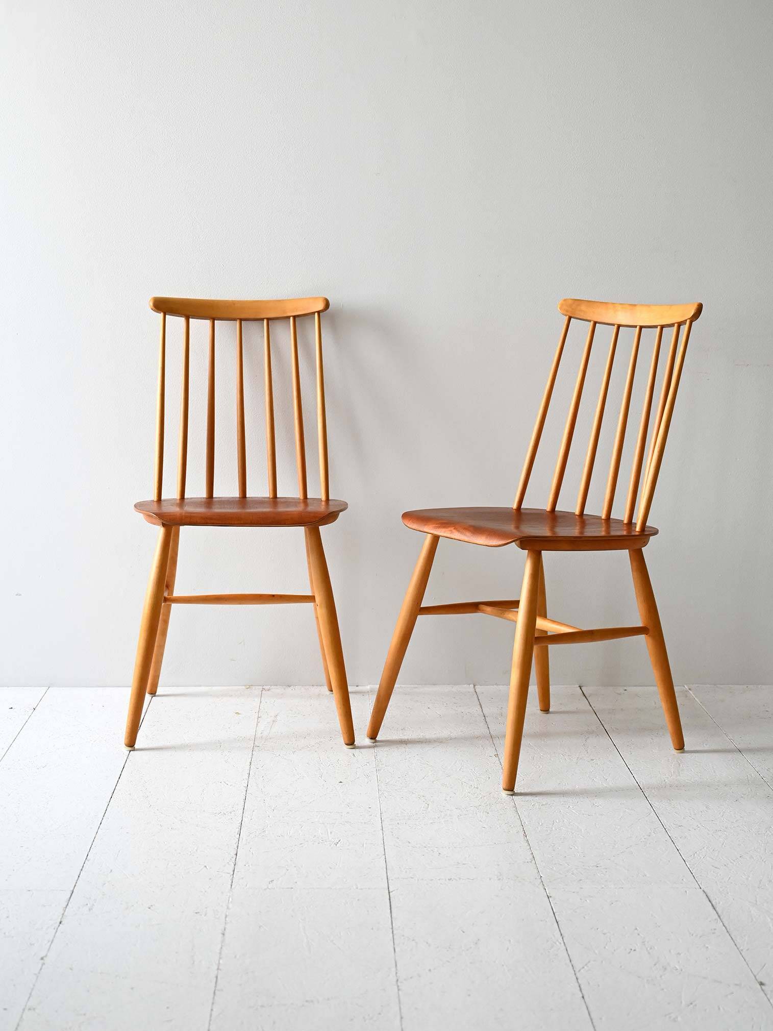 Paire de chaises scandinaves, en hêtre et acajou