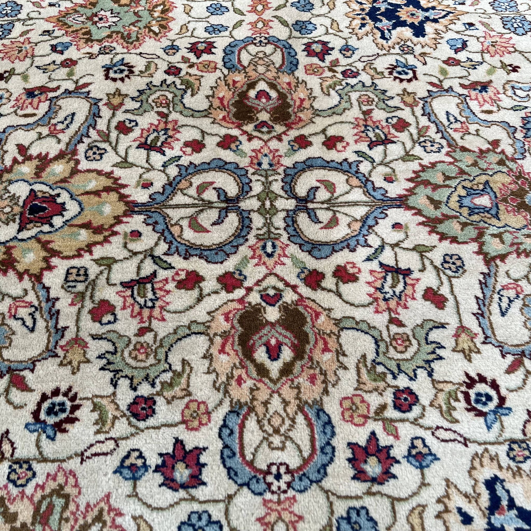 Fine Vintage Persian Tabriz Rug , 204 x 141 cm