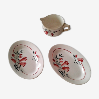 Ensemble de deux plats et d'une grande tasse ou saucière motif de campanules Saint-Amand