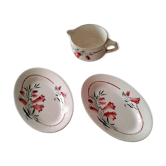 Ensemble de deux plats et d'une grande tasse ou saucière motif de campanules Saint-Amand