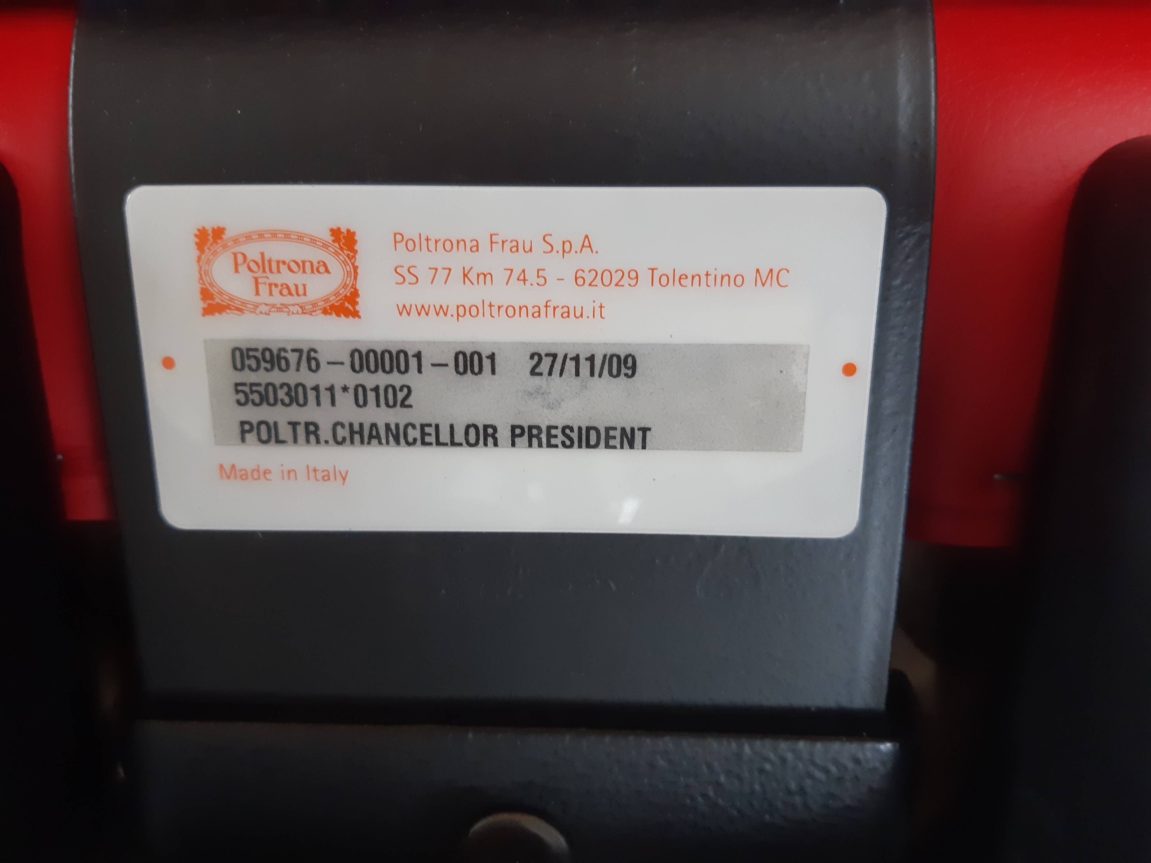 Poltrona Frau Chancellor President red office chair with wheels