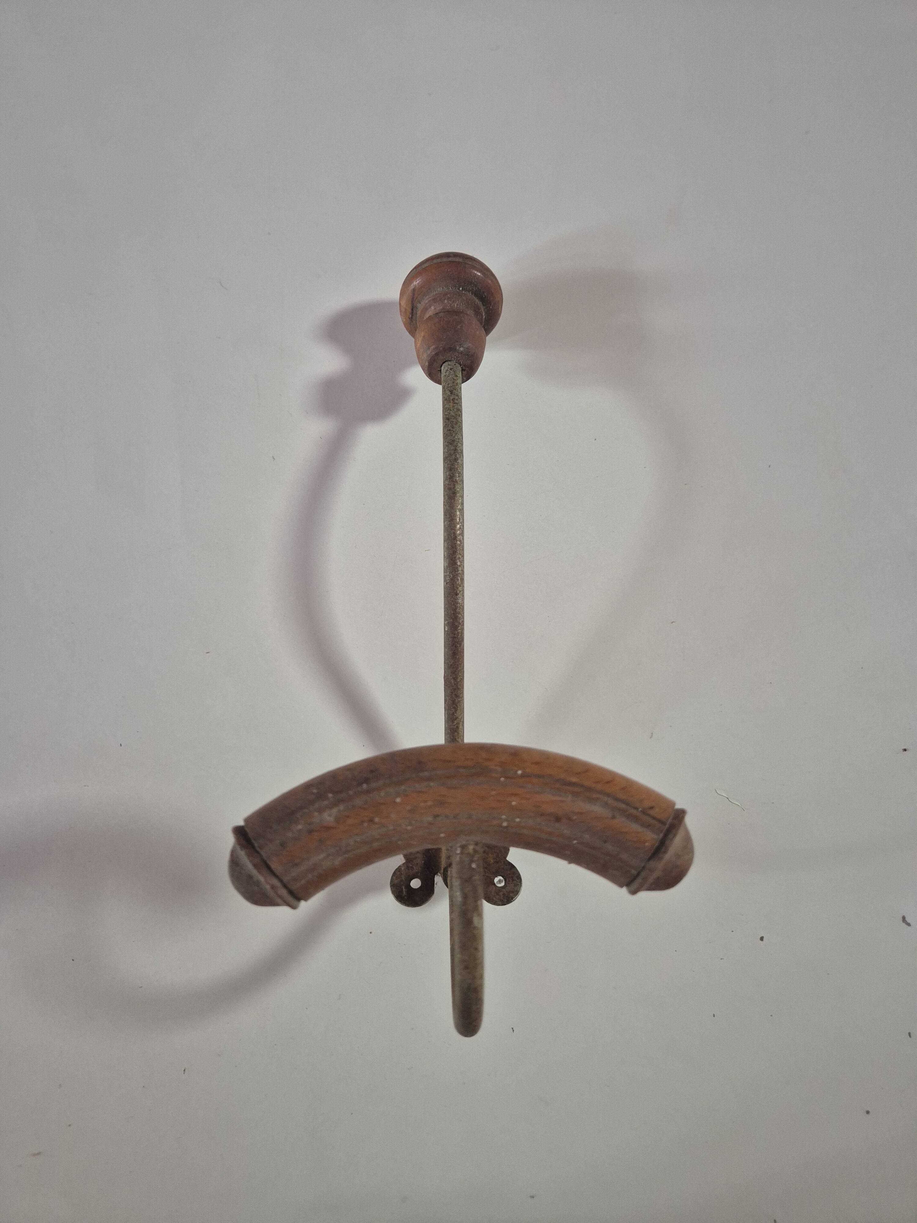 Vintage 1960s wall coat rack in wood and metal.