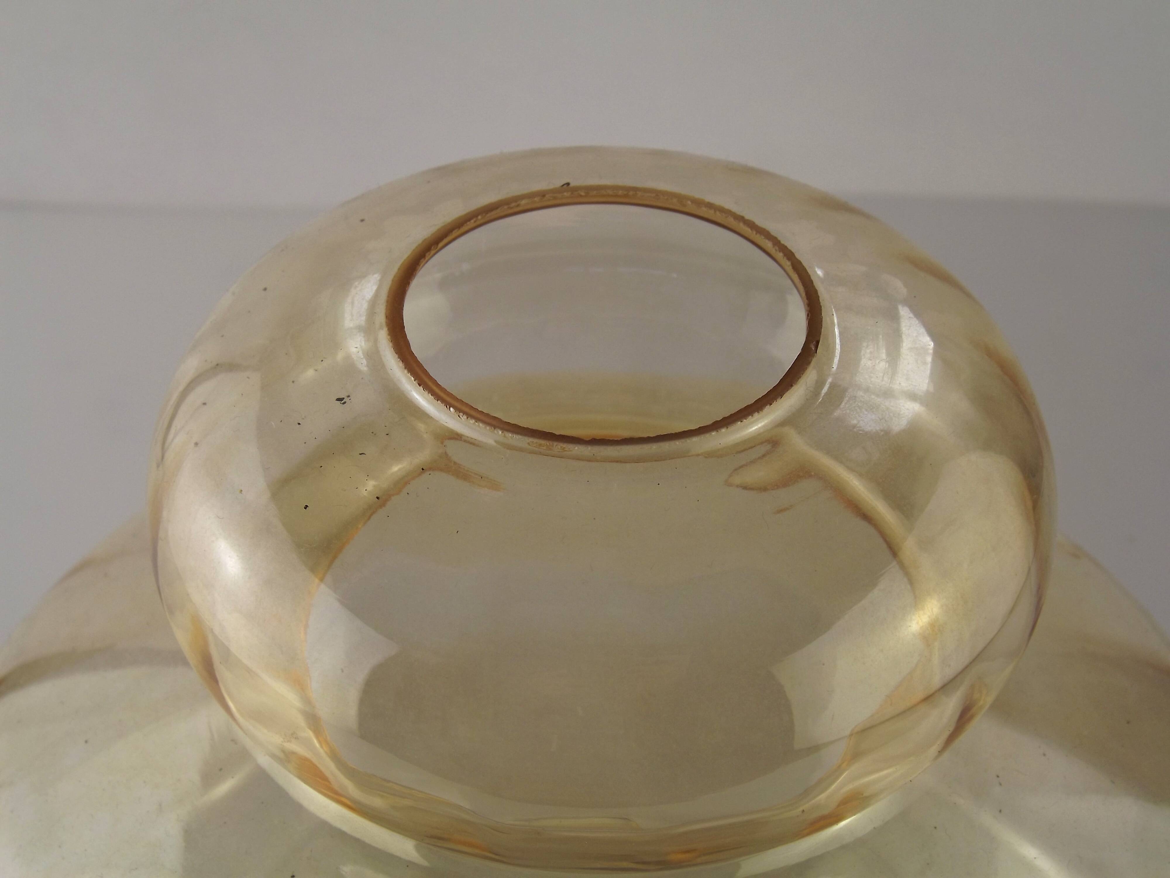 Grand abat-jour en verre ambré du milieu du siècle avec effet nervuré et bord festonné