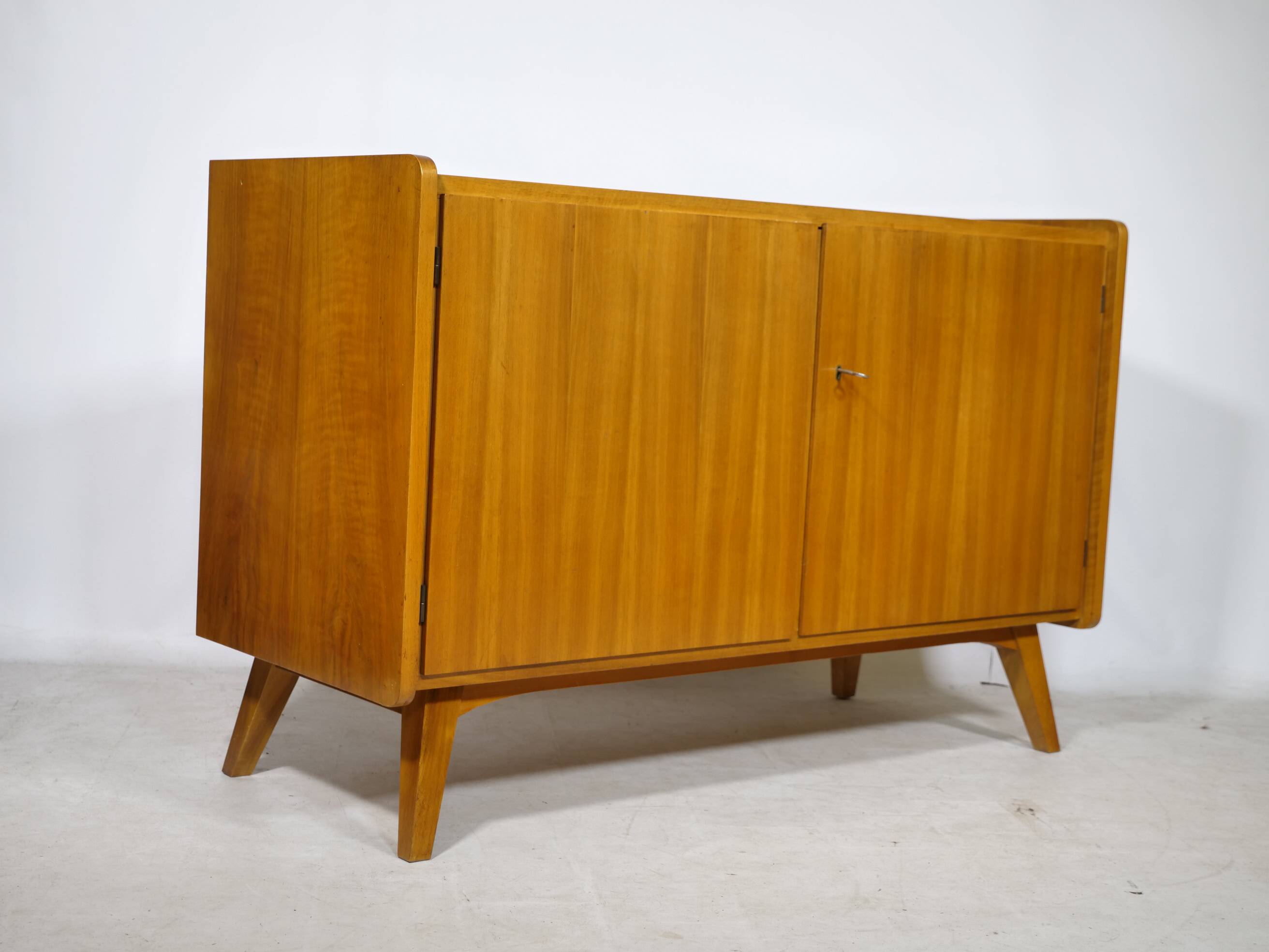 Buffet en noyer des années 1960, style milieu de siècle