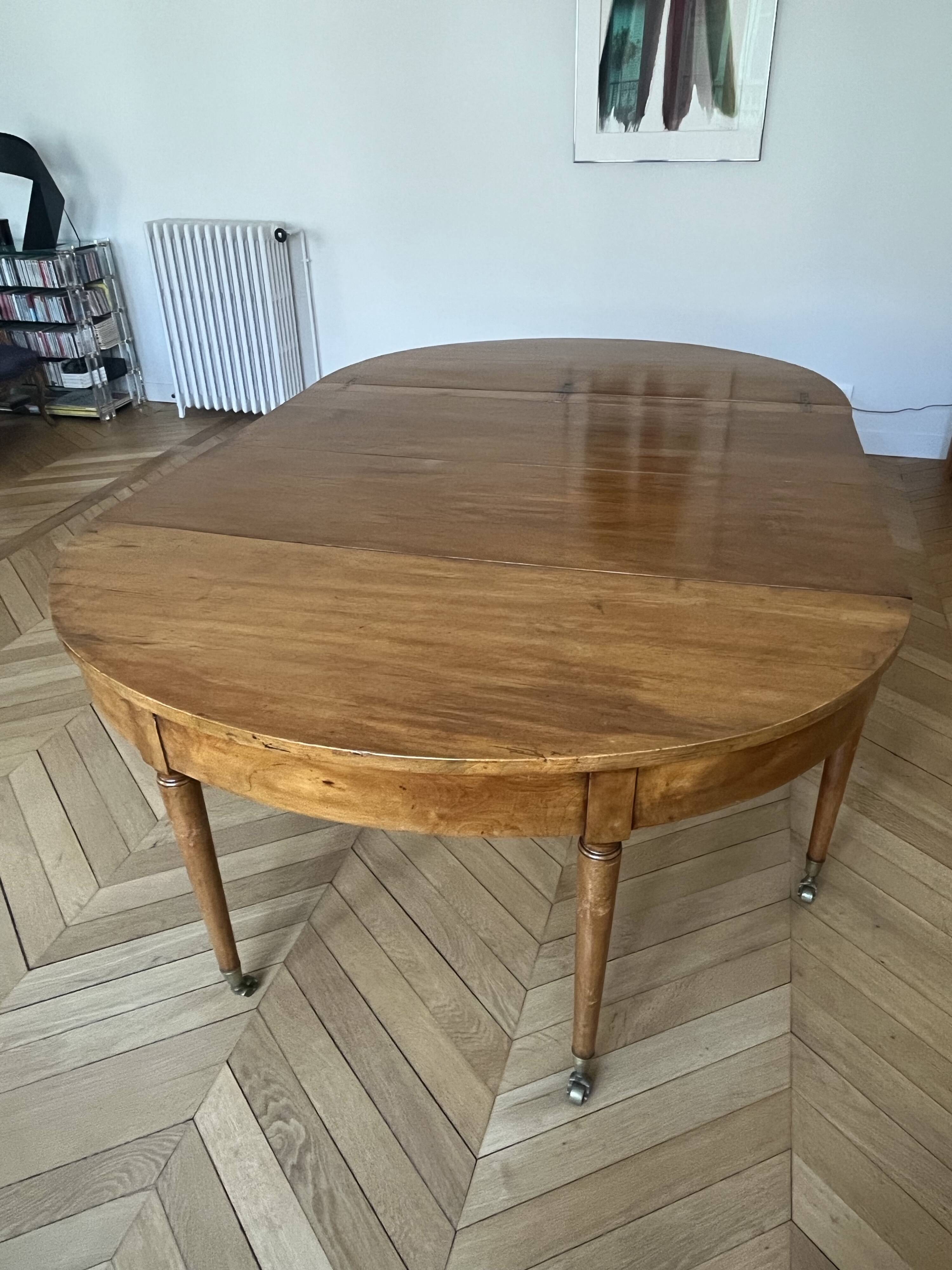 Large oval table from the early 19th century in walnut, 3.17m with extensions.