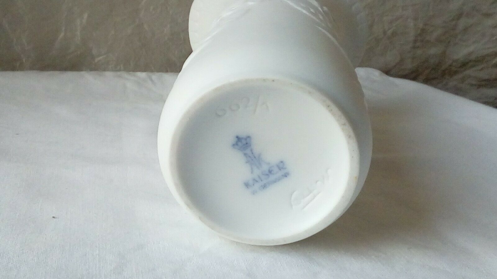 Porcelain vase matt effect decor in relief sign kaiser