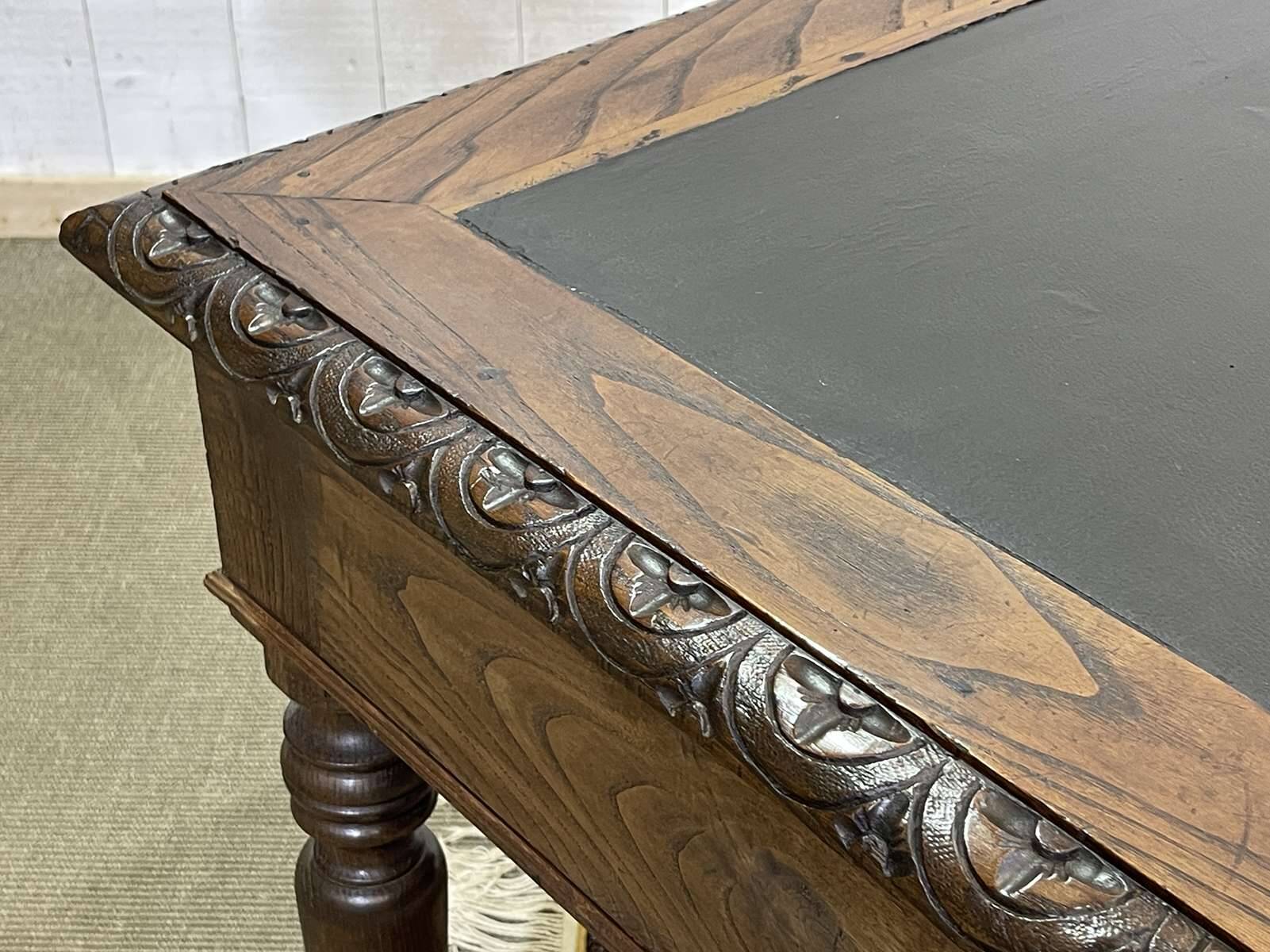 Breton desk in chestnut wood from the early 20th century.