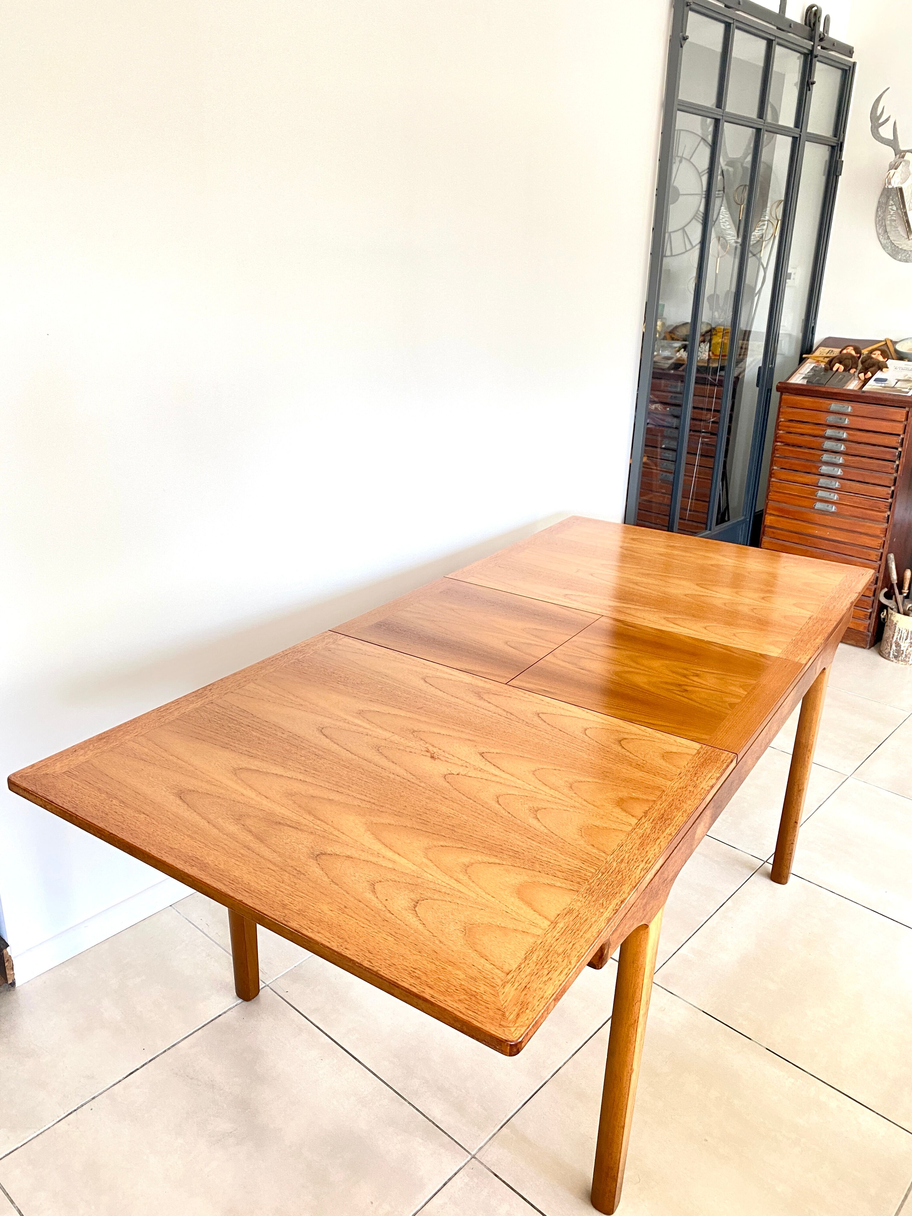 Extendable dining table in NATHAN teak